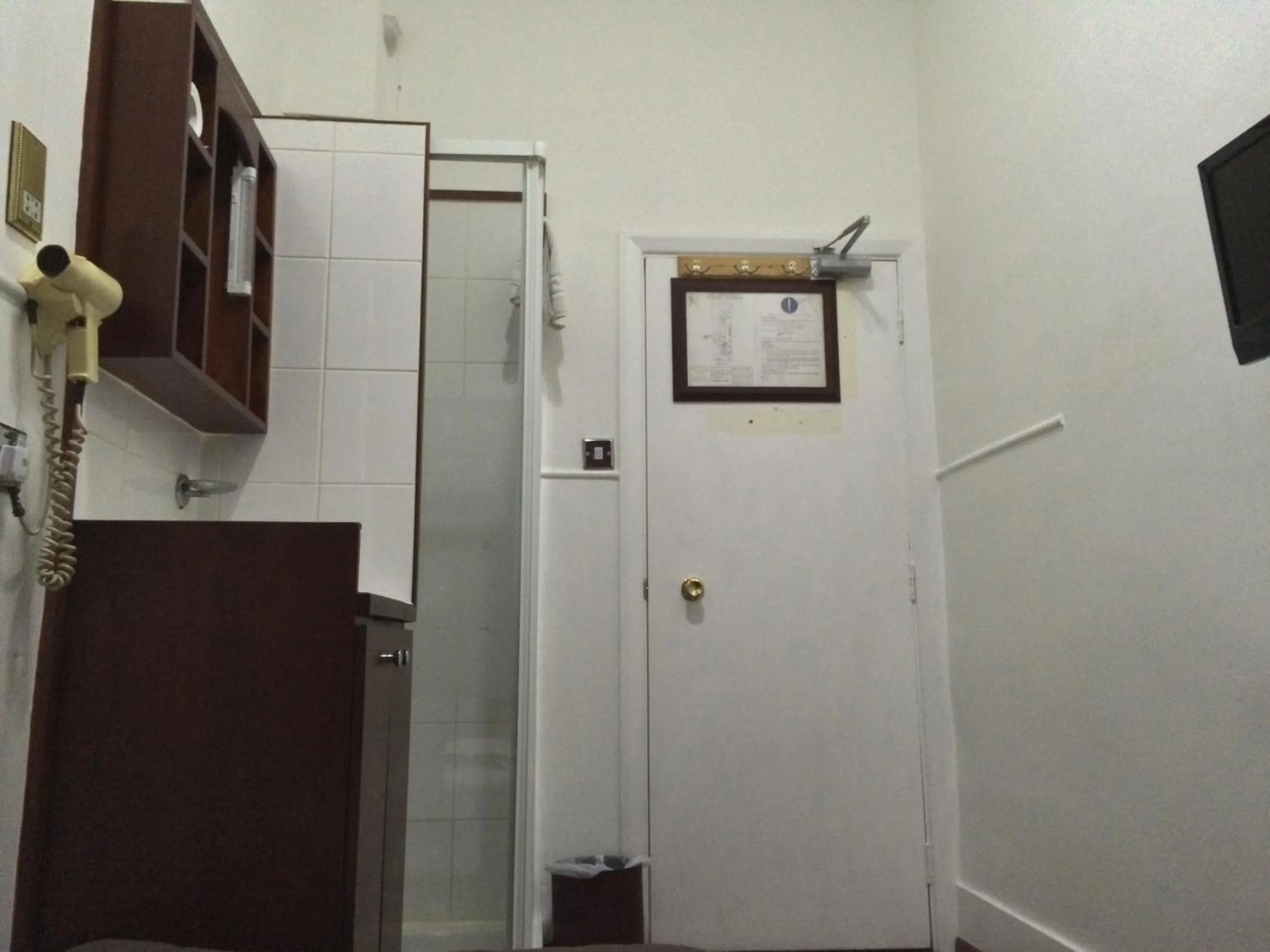 Bathroom in London Continental Hotel