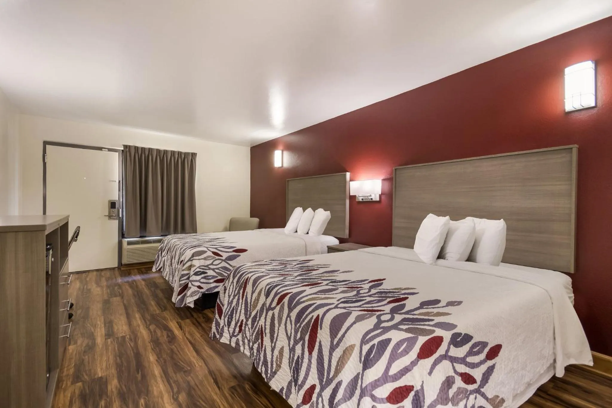 Photo of the whole room, Bed in Red Roof Inn Crestview