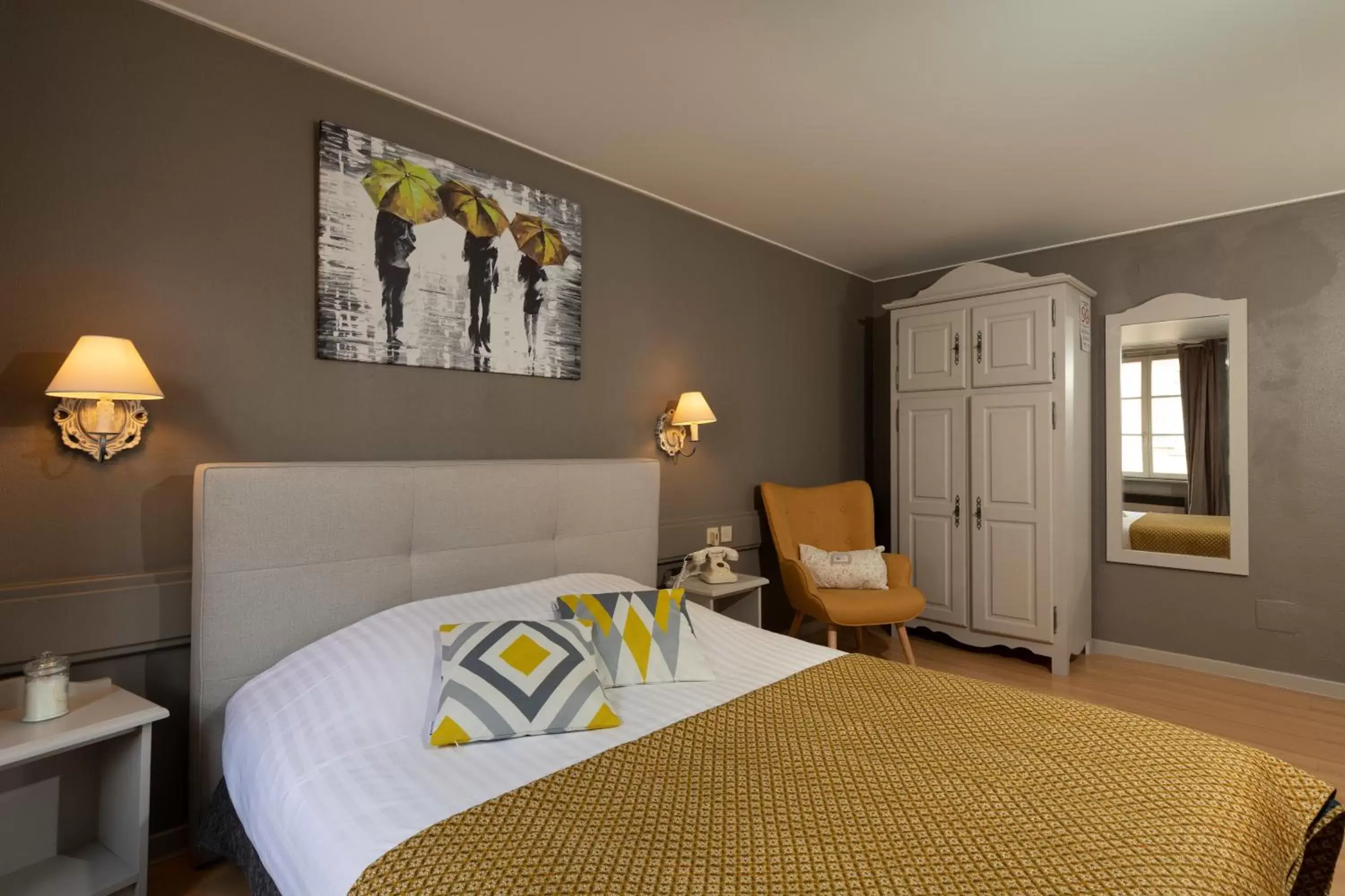 Bedroom, Bed in The Originals City, Hôtel de la Balance, Montbéliard