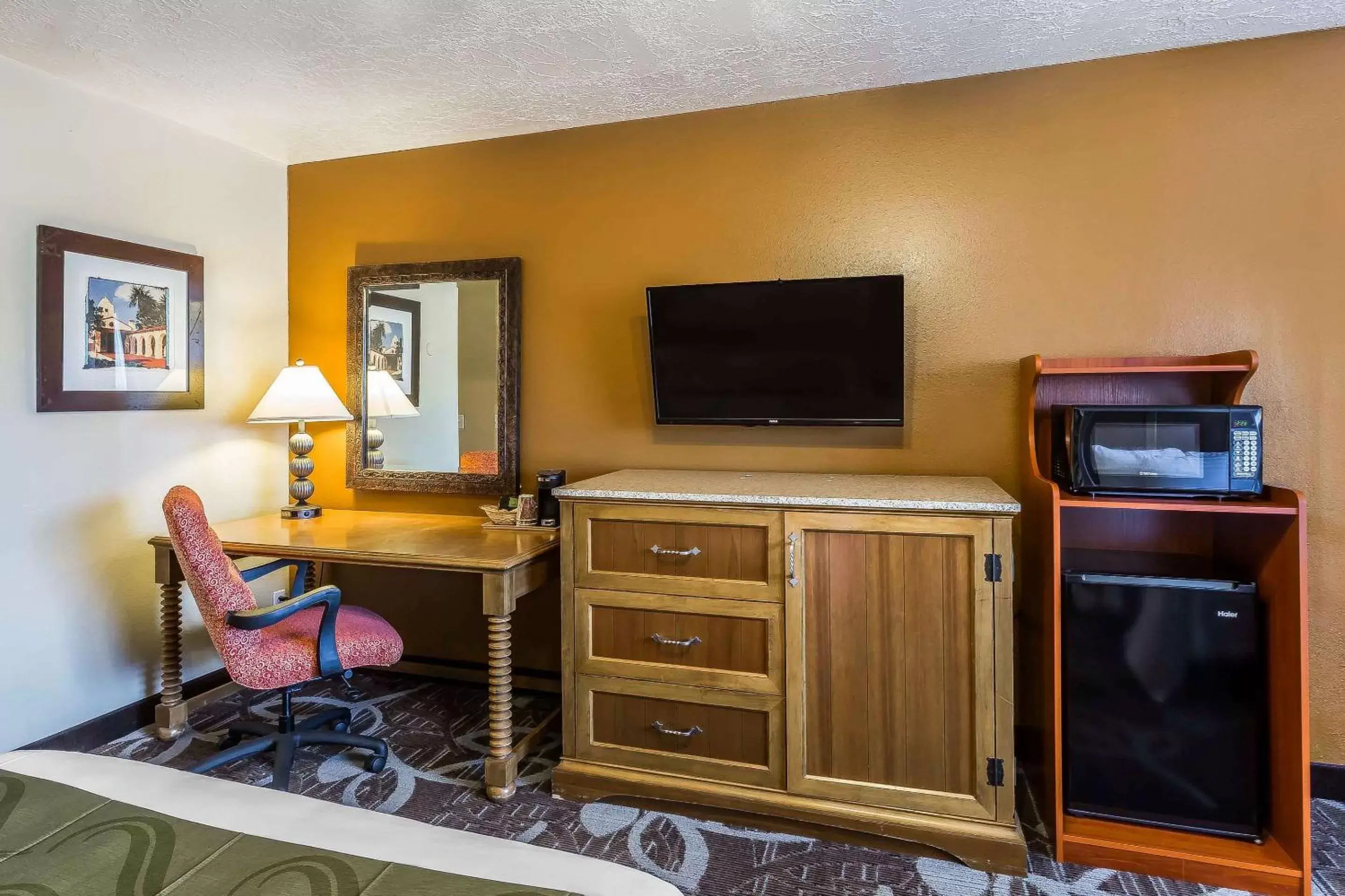 Photo of the whole room, TV/Entertainment Center in Quality Inn Bryce Canyon