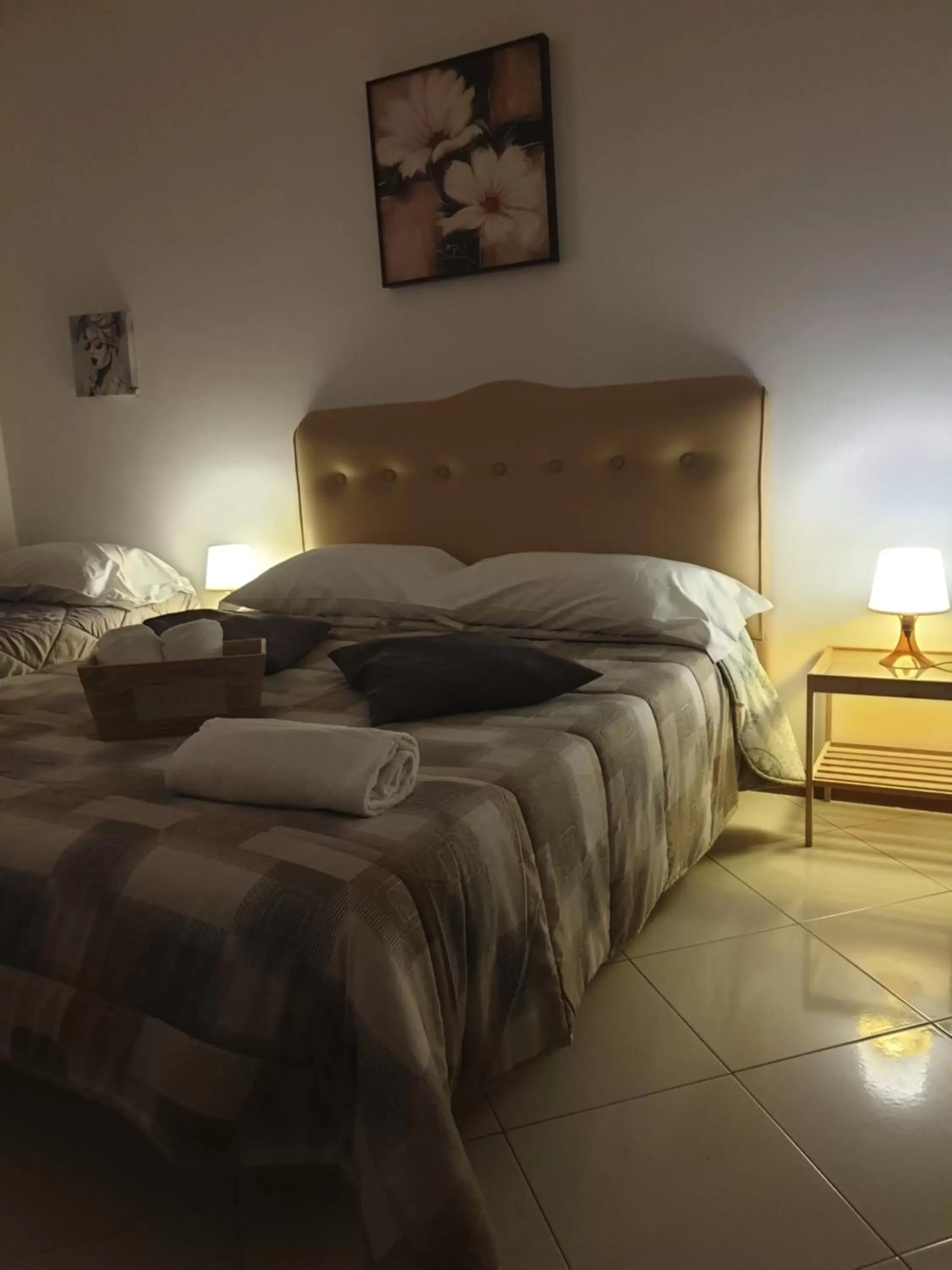 Photo of the whole room, Bed in Alba central City