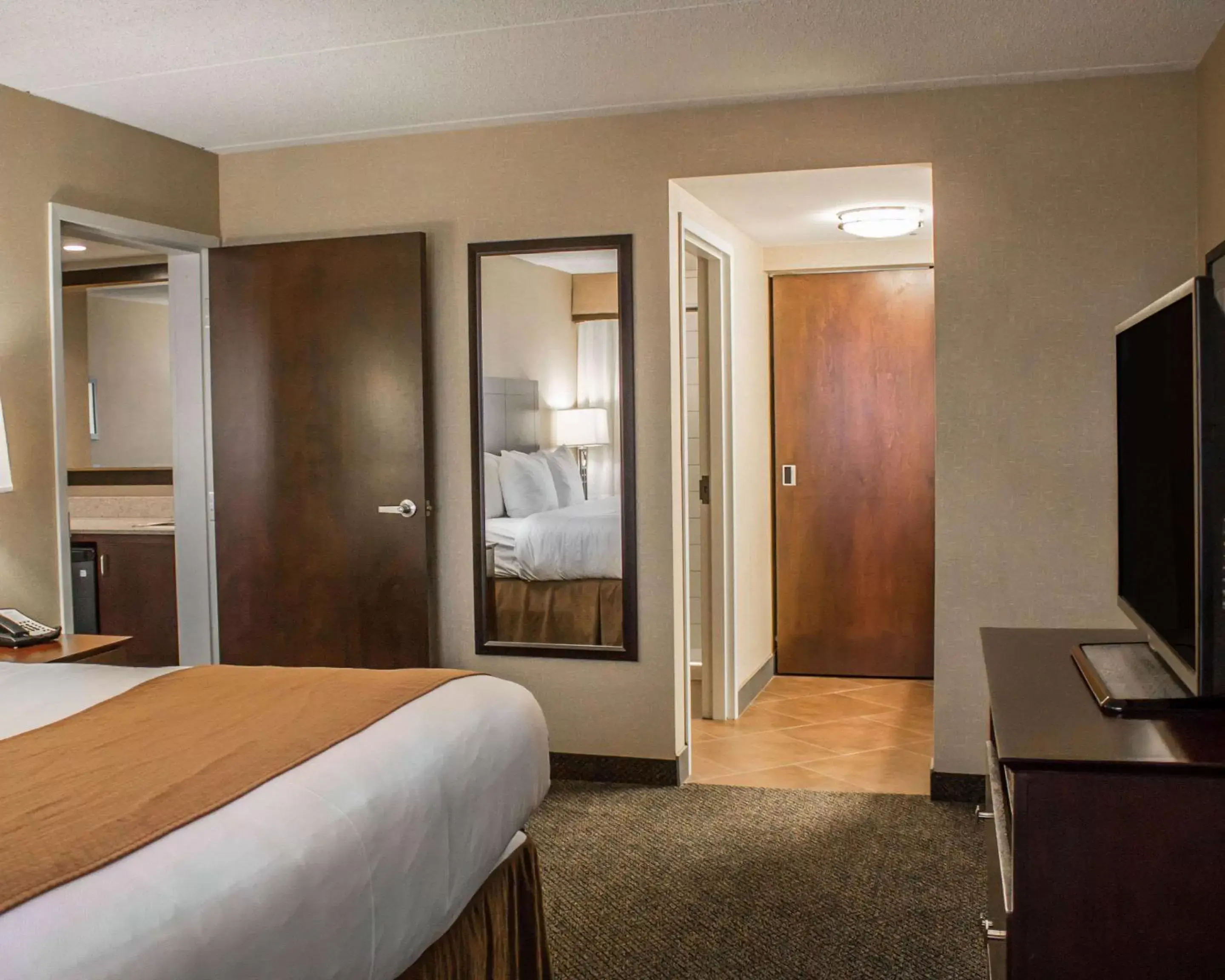 Photo of the whole room, Bed in Comfort Inn & Suites Wadsworth