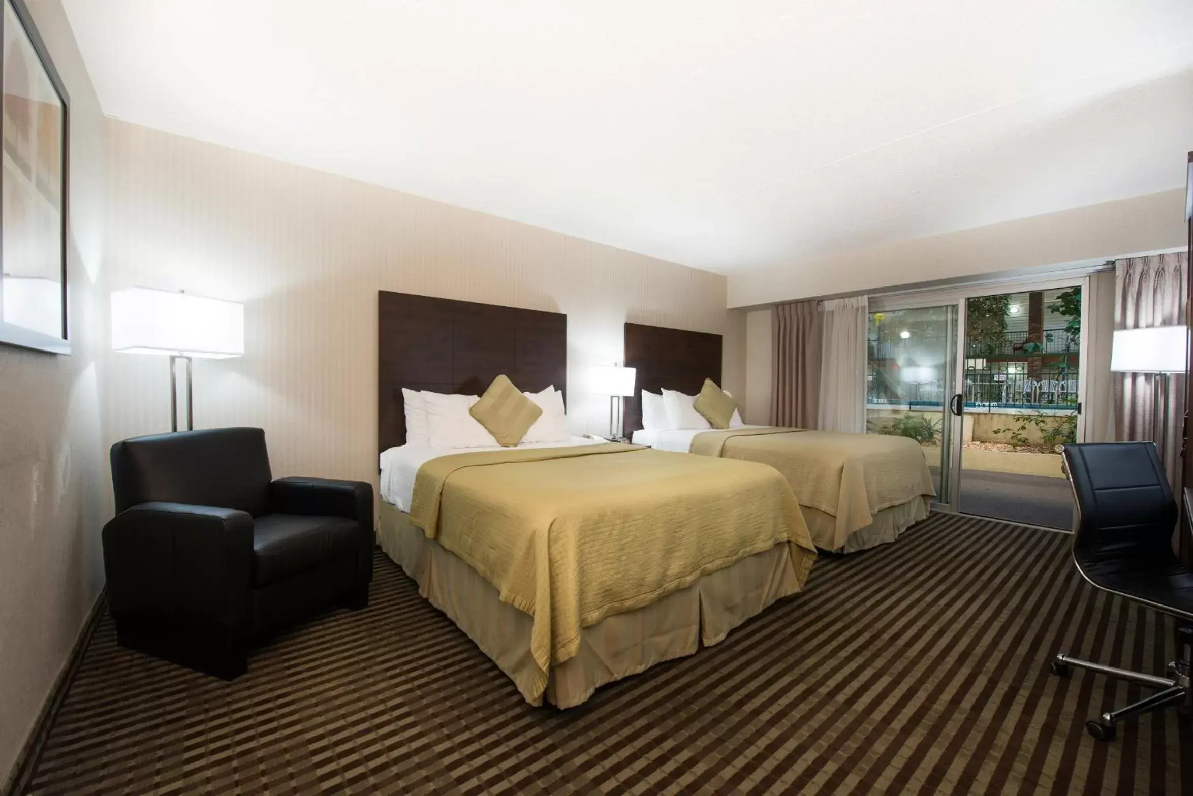 Bed in Victoria Inn Hotel & Convention Centre Brandon