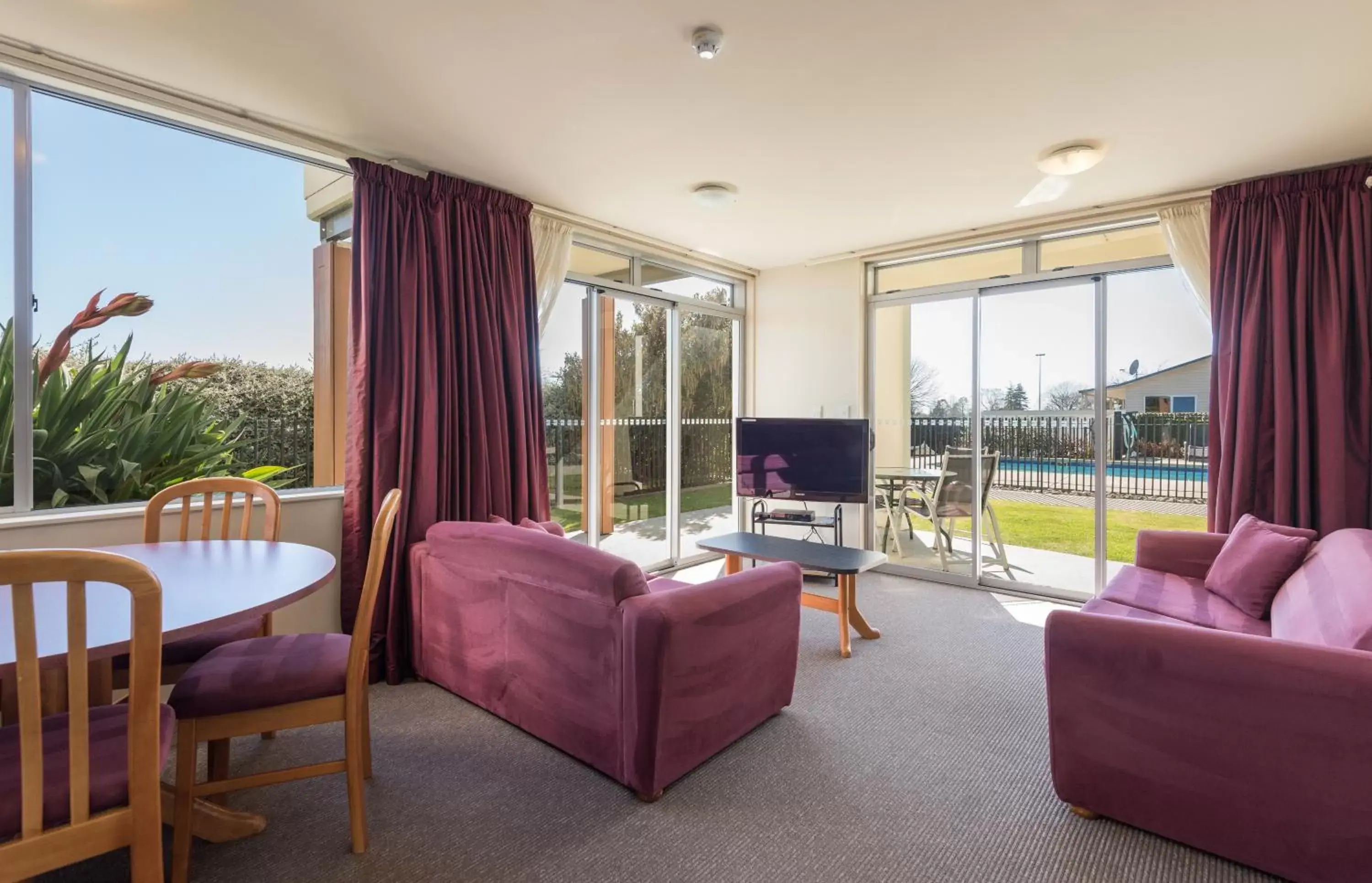 Living room, Seating Area in Parkside Motel