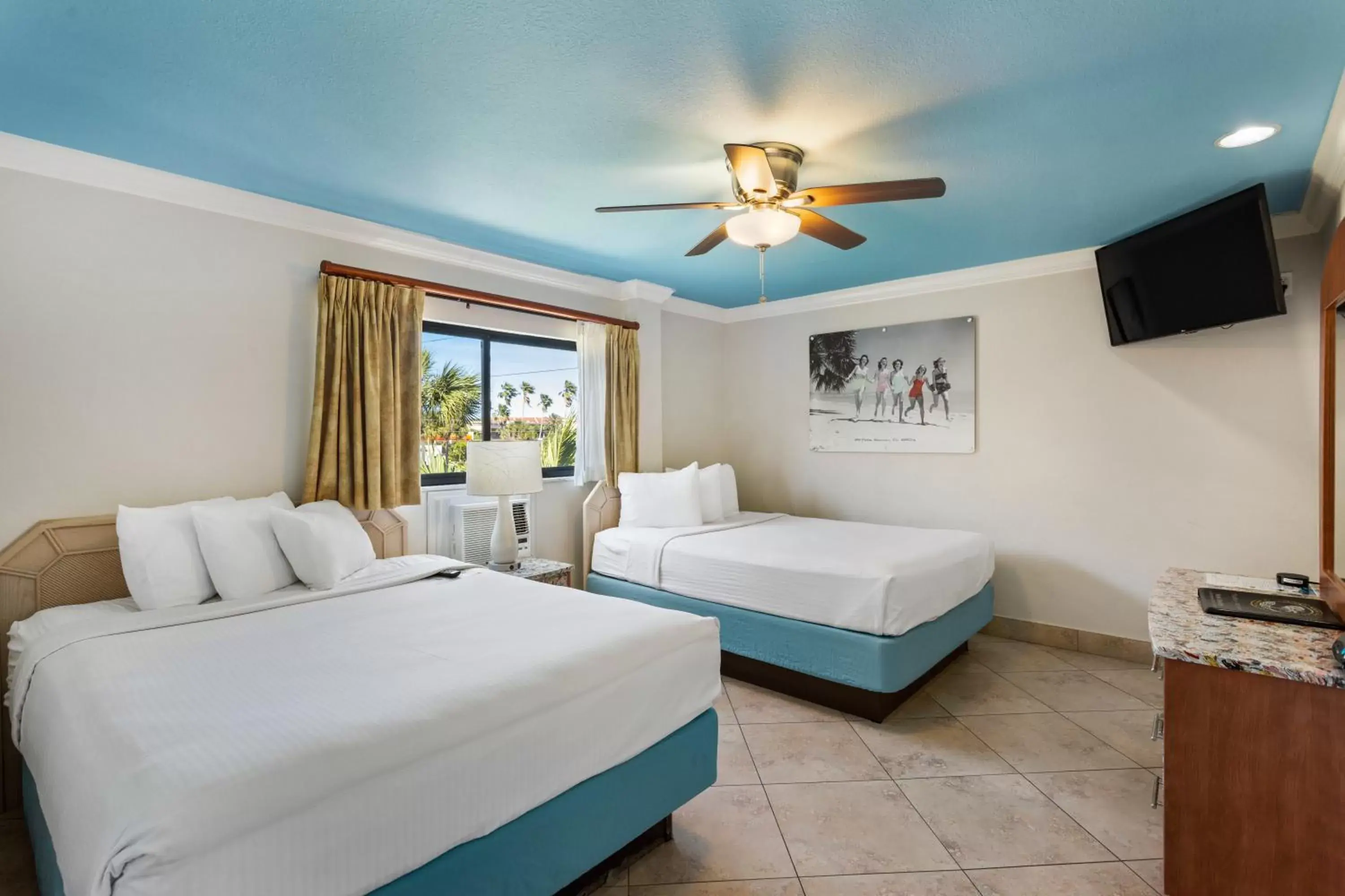 TV and multimedia, Bed in Plaza Beach Hotel - Beachfront Resort