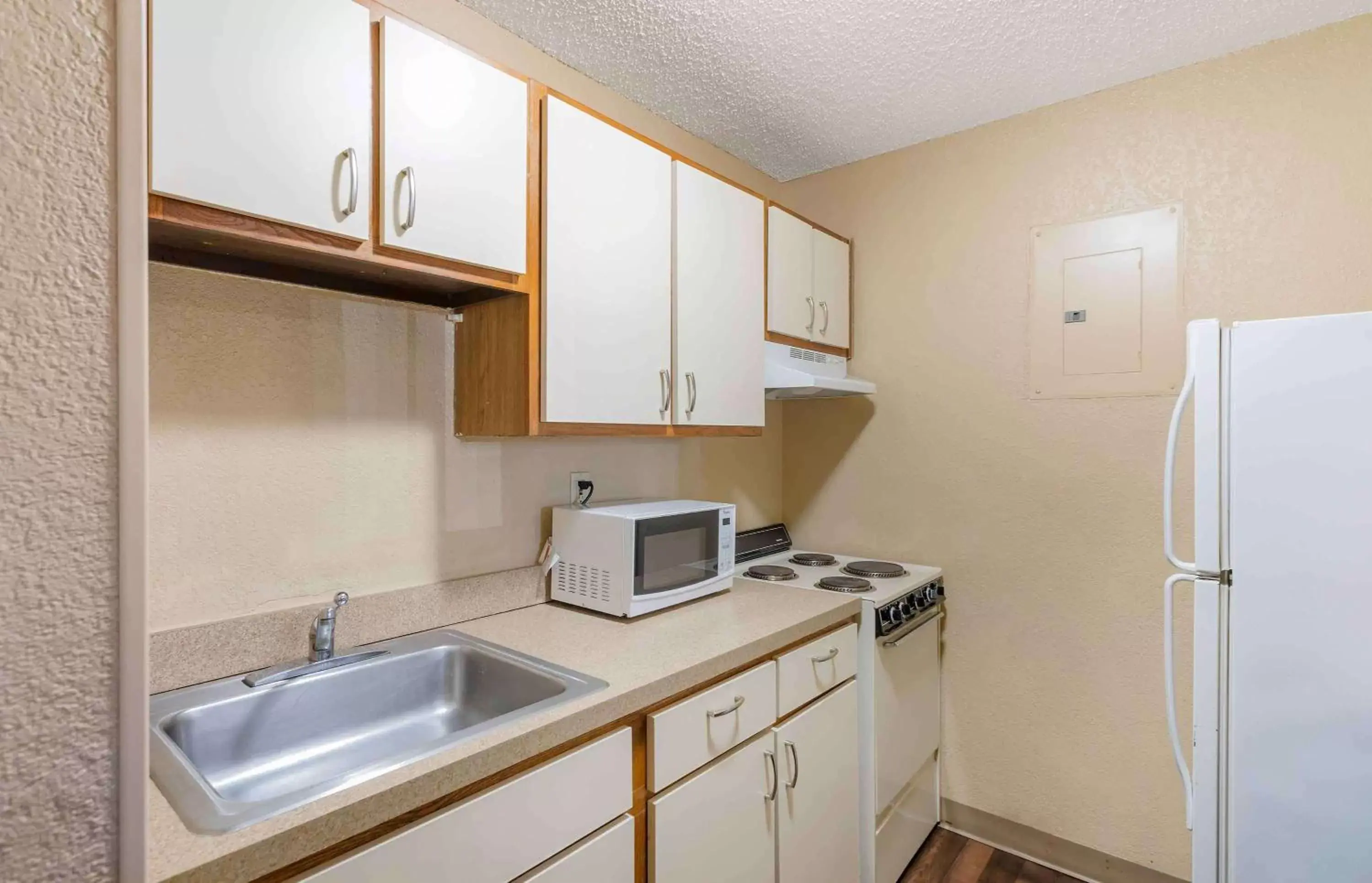 Bedroom, Kitchen/Kitchenette in Extended Stay America Suites - Austin - Metro