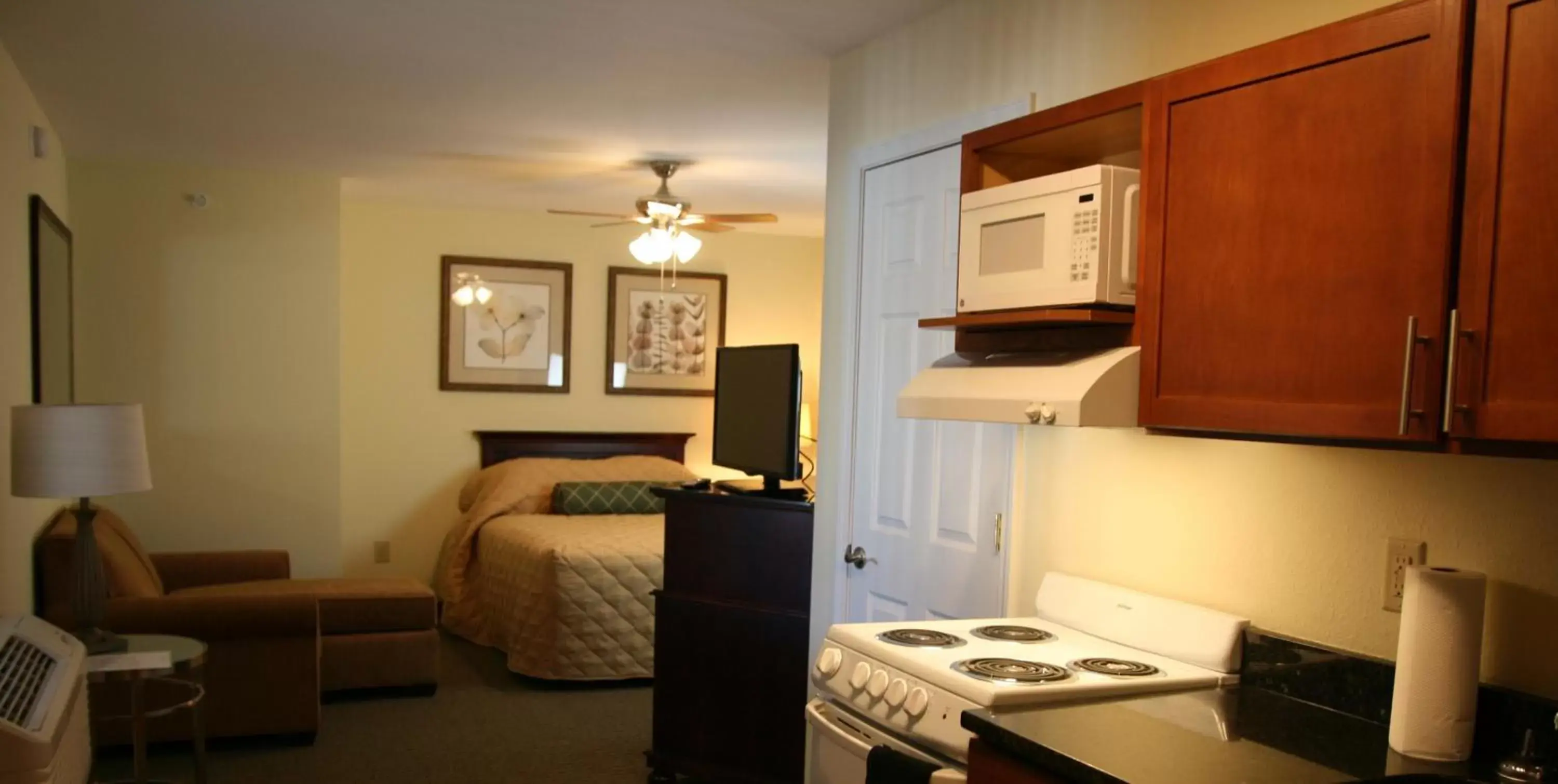 Photo of the whole room, Kitchen/Kitchenette in Affordable Suites - Fayetteville/Fort Bragg