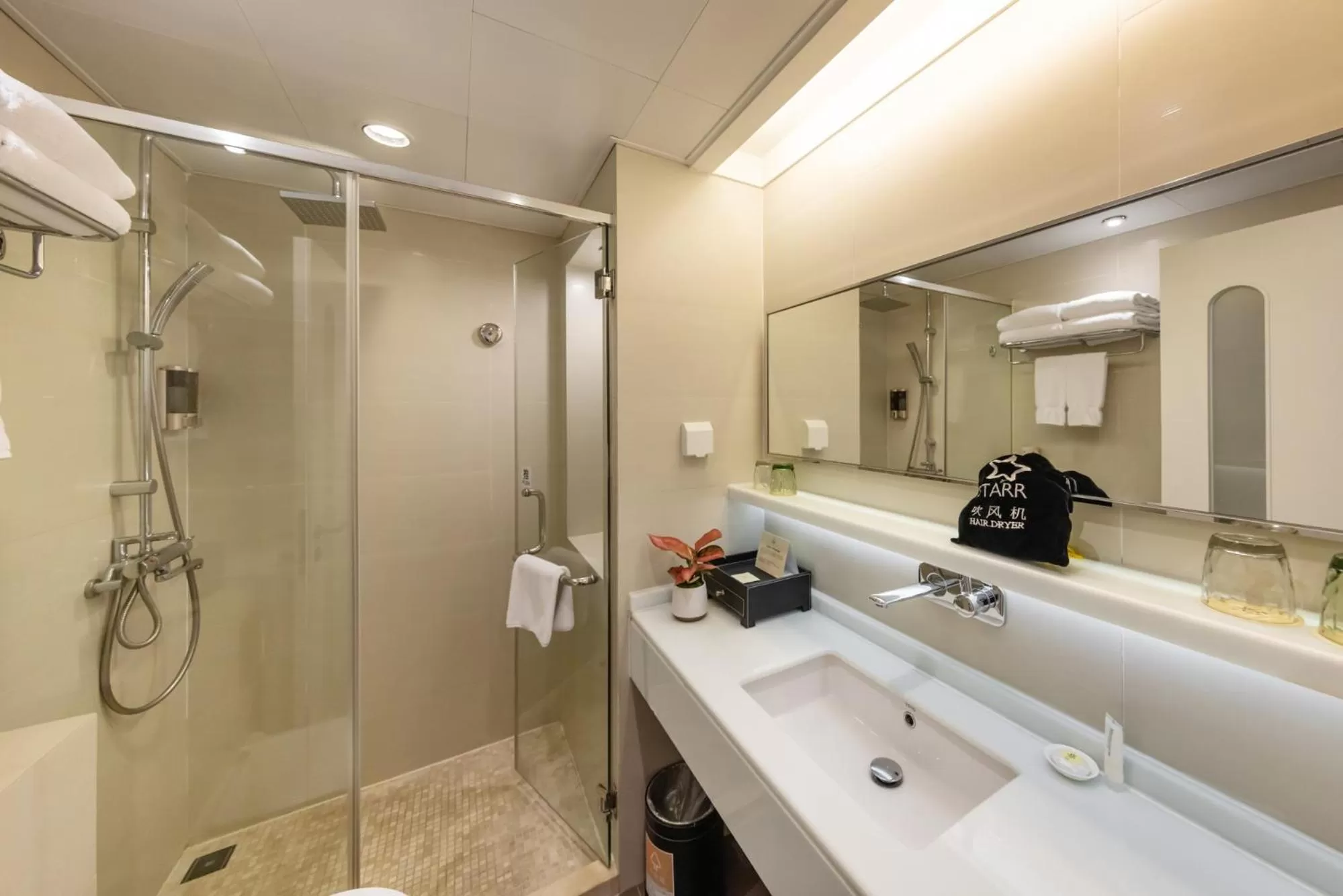 Shower in Starr Hotel Shanghai (Shanghai Railway Station)