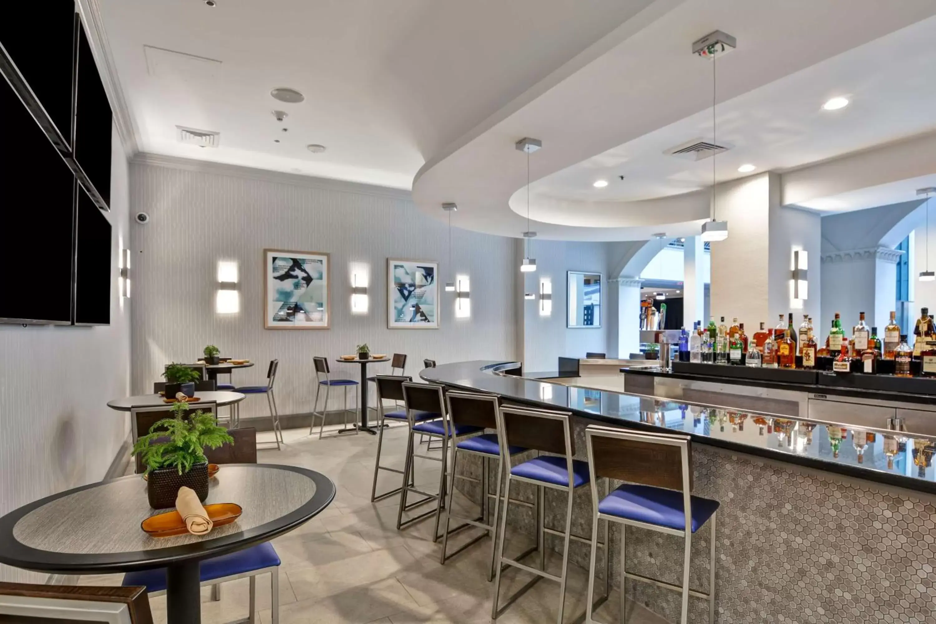 Lounge or bar, Restaurant/Places to Eat in Embassy Suites by Hilton Miami International Airport