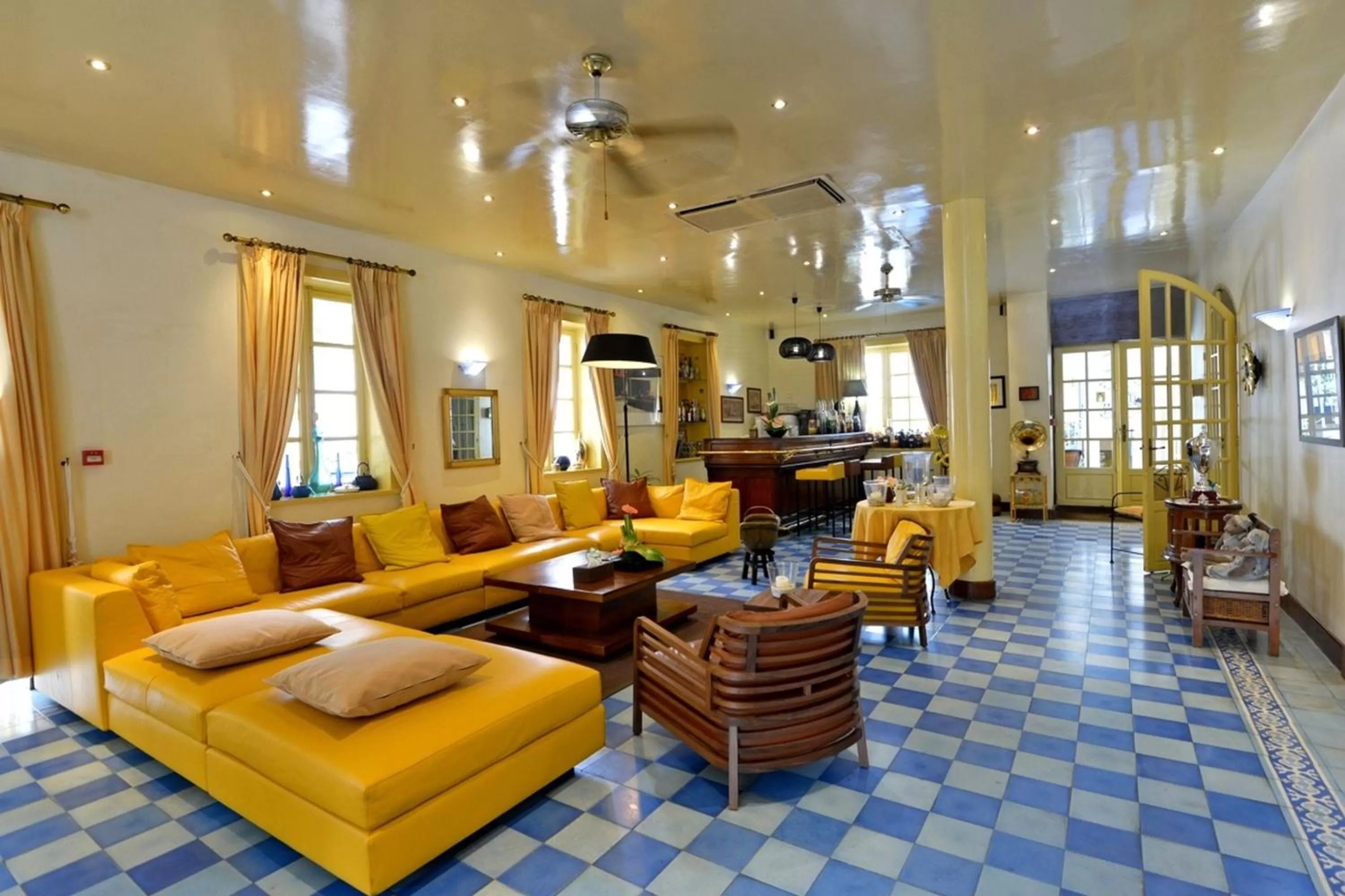 Lounge or bar in Le Juliette Dodu- Le charme d'un monument historique