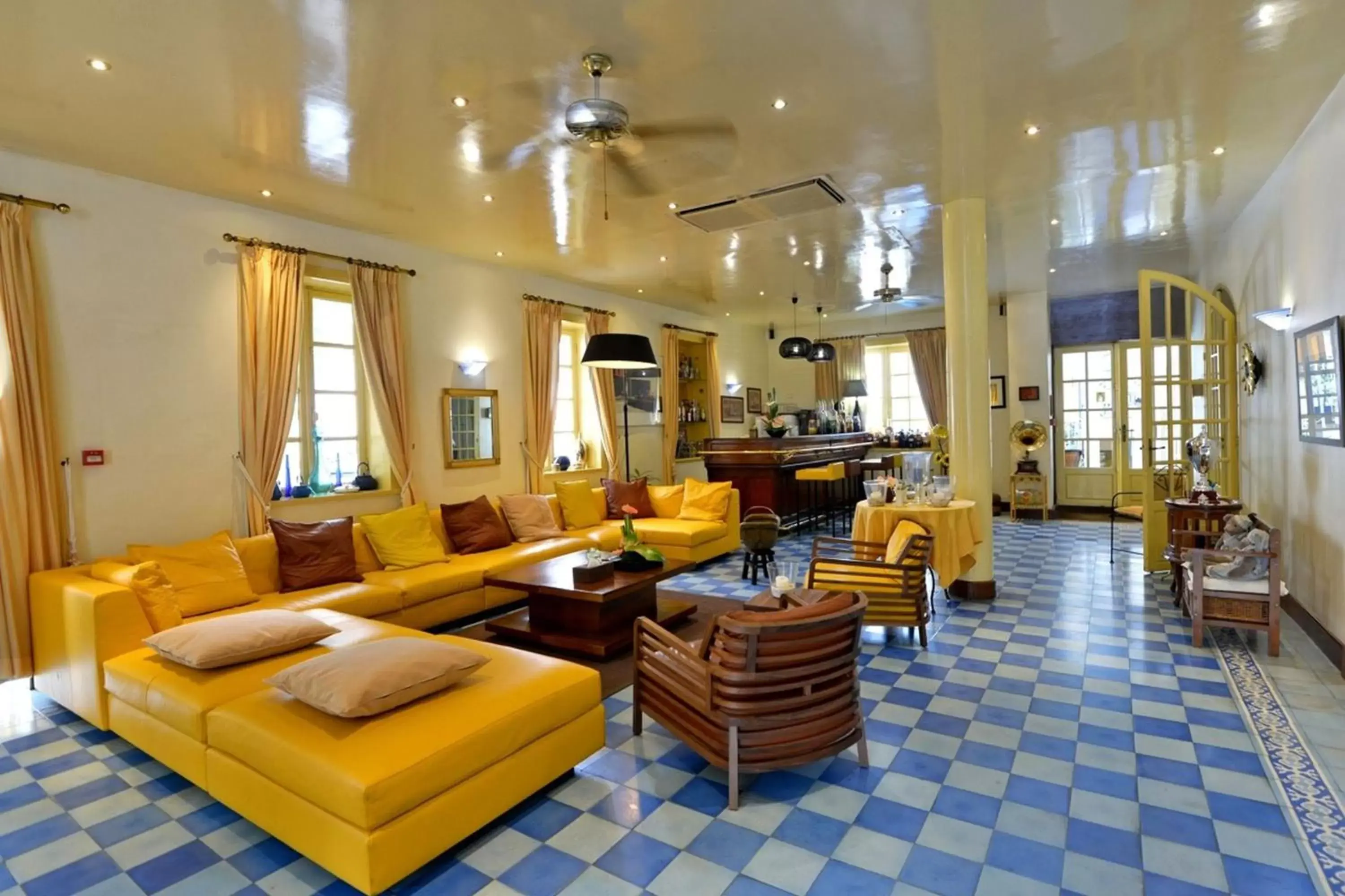 Lounge or bar in Le Juliette Dodu- Le charme d'un monument historique Lounge or bar in Le Juliette Dodu- Le charme d'un monument historique