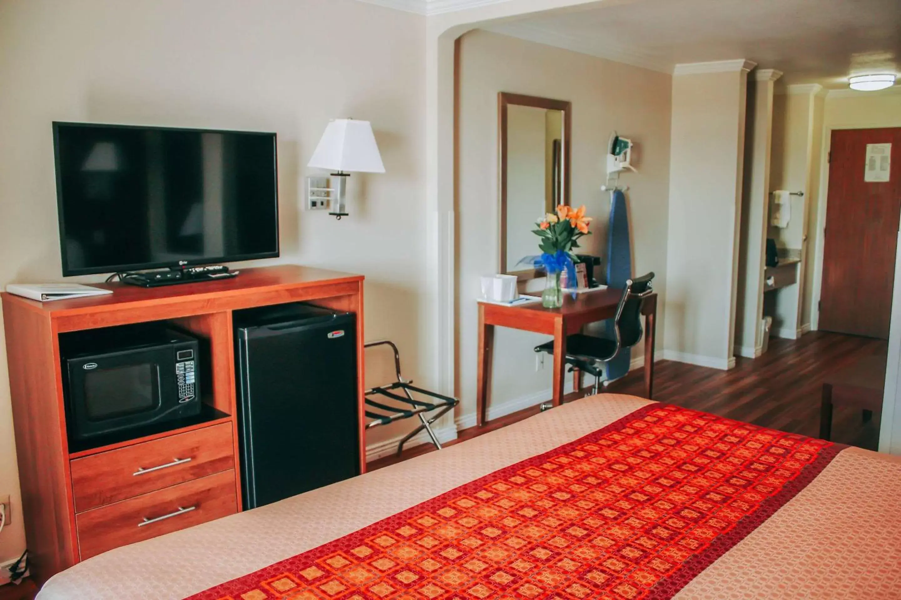 Photo of the whole room, TV/Entertainment Center in Rodeway Inn & Suites Lake Havasu City