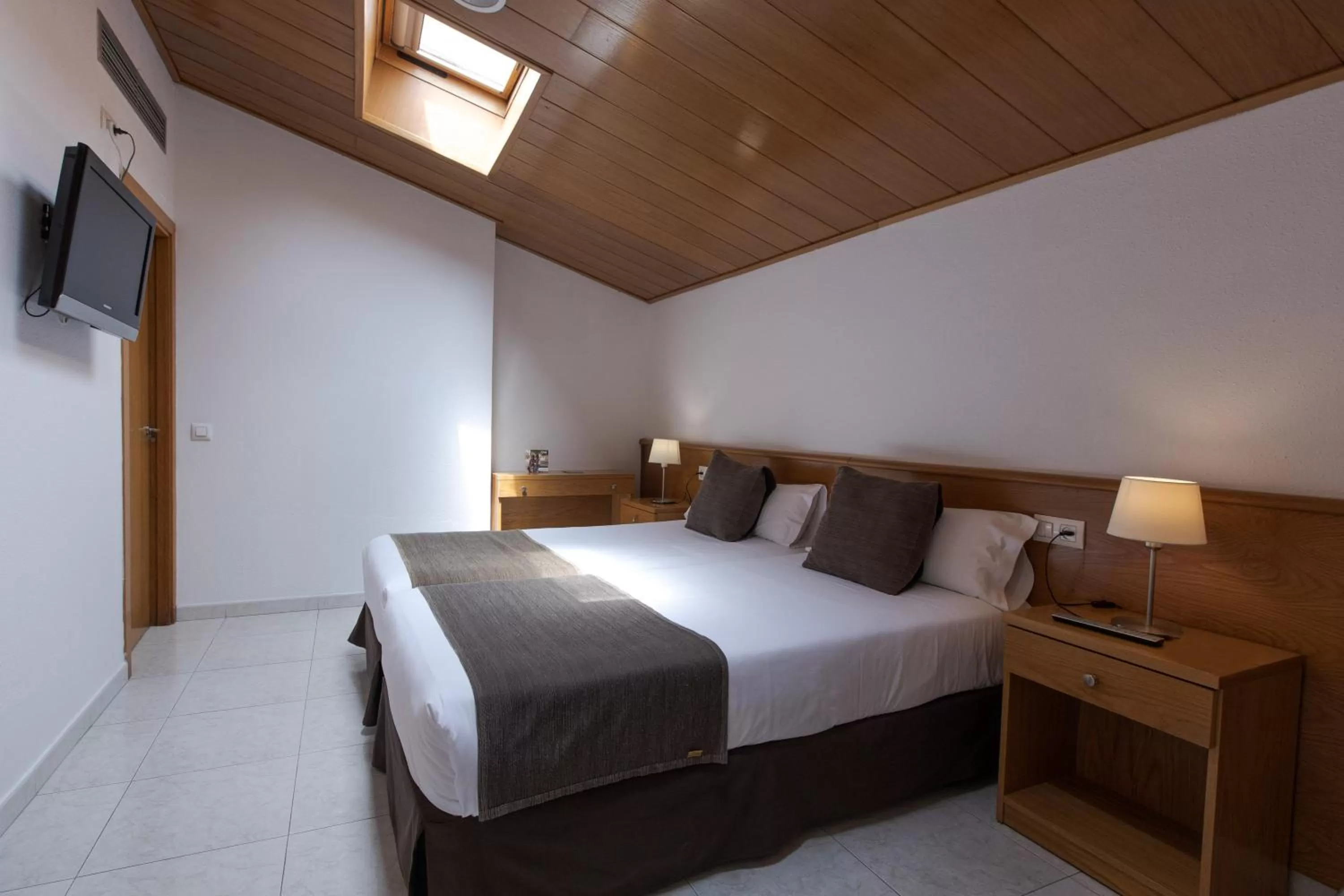 Photo of the whole room, Bed in Hotel Alta Garrotxa