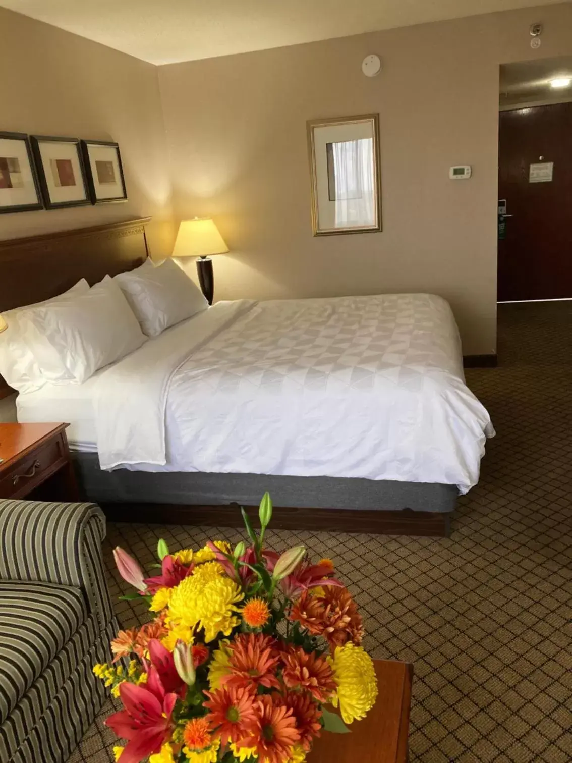 Bed in Holiday Inn Cincinnati-Eastgate, an IHG Hotel