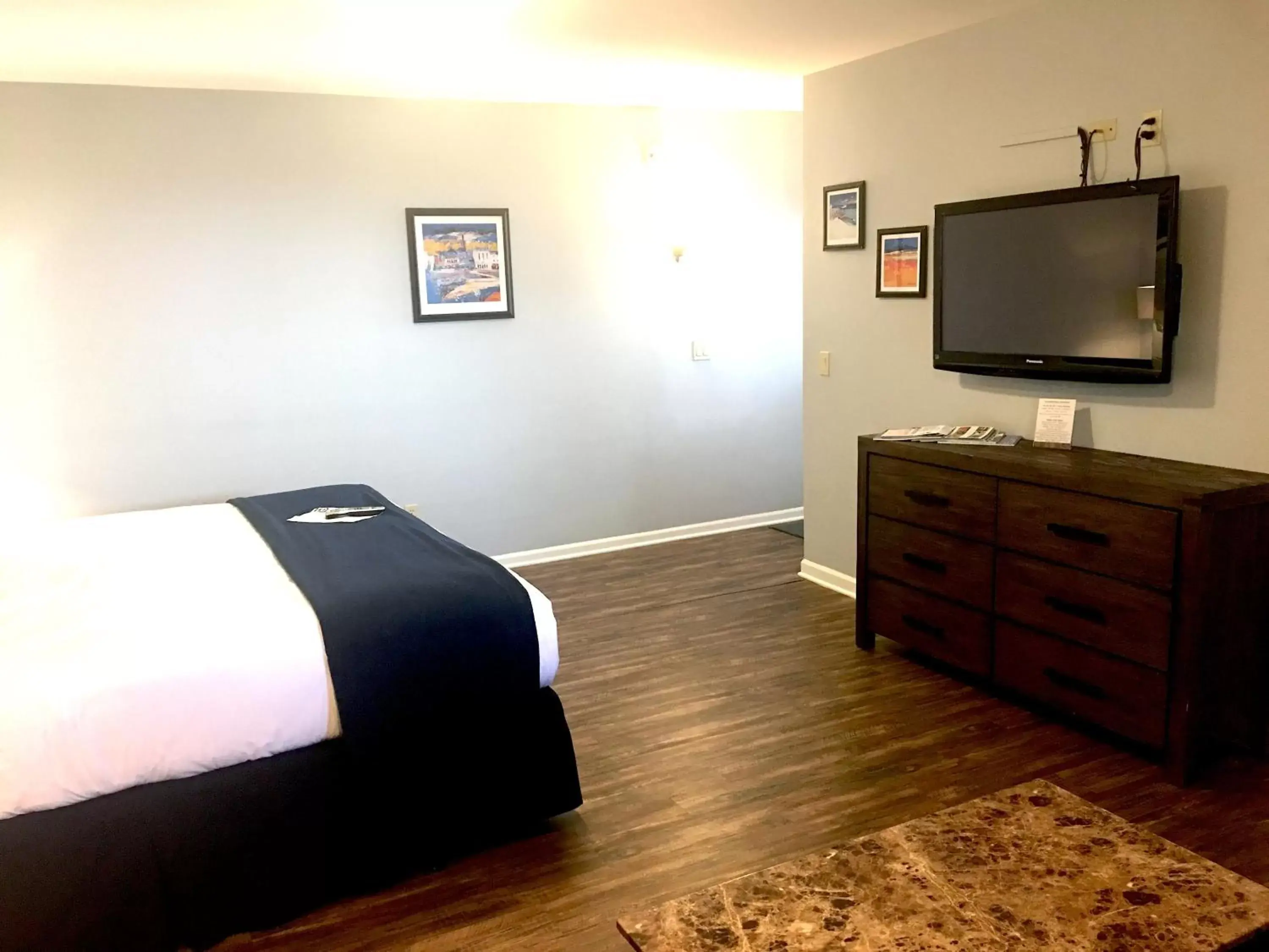 TV and multimedia, Bed in Shorewood Inn