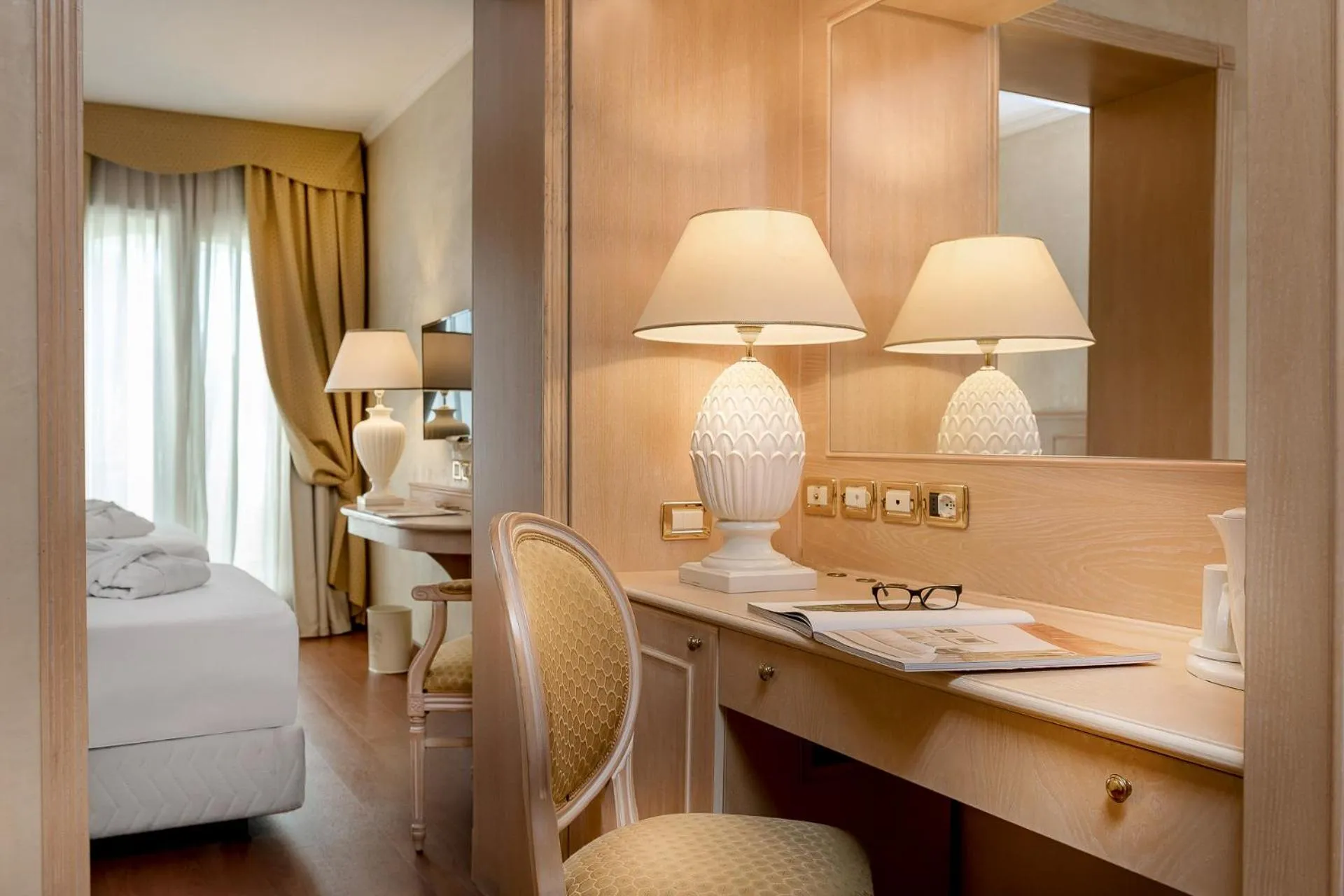 Photo of the whole room, Bed in Hotel De Londres