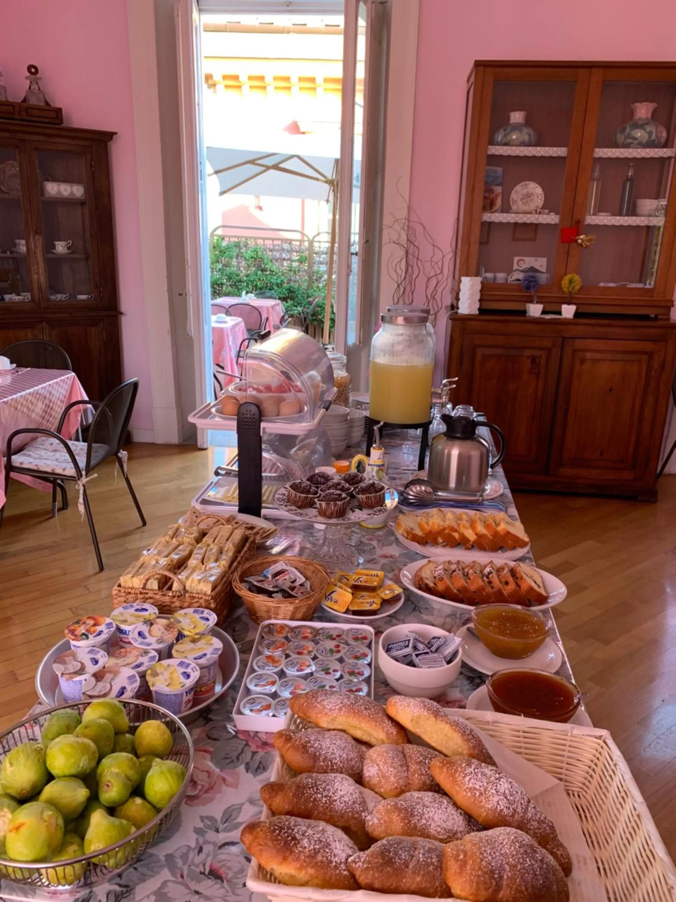 Breakfast in The Secret Garden Relais