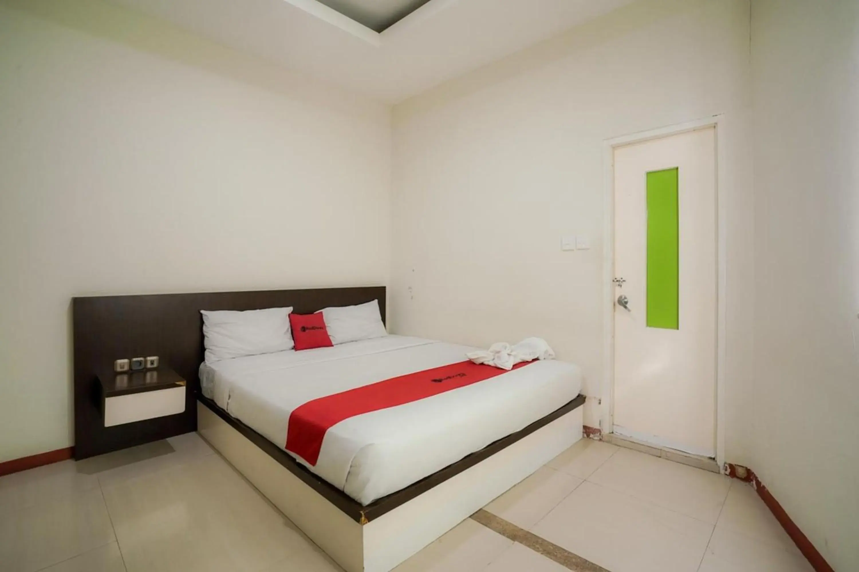 Bedroom, Bed in RedDoorz near Pantai Pede