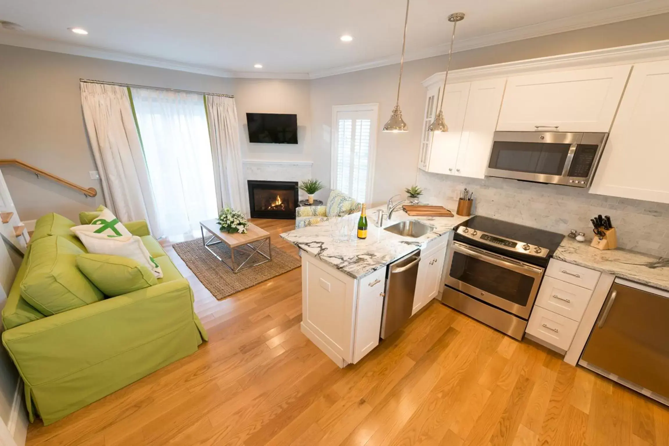 Kitchen or kitchenette, Kitchen/Kitchenette in The East Island Reserve Hotel