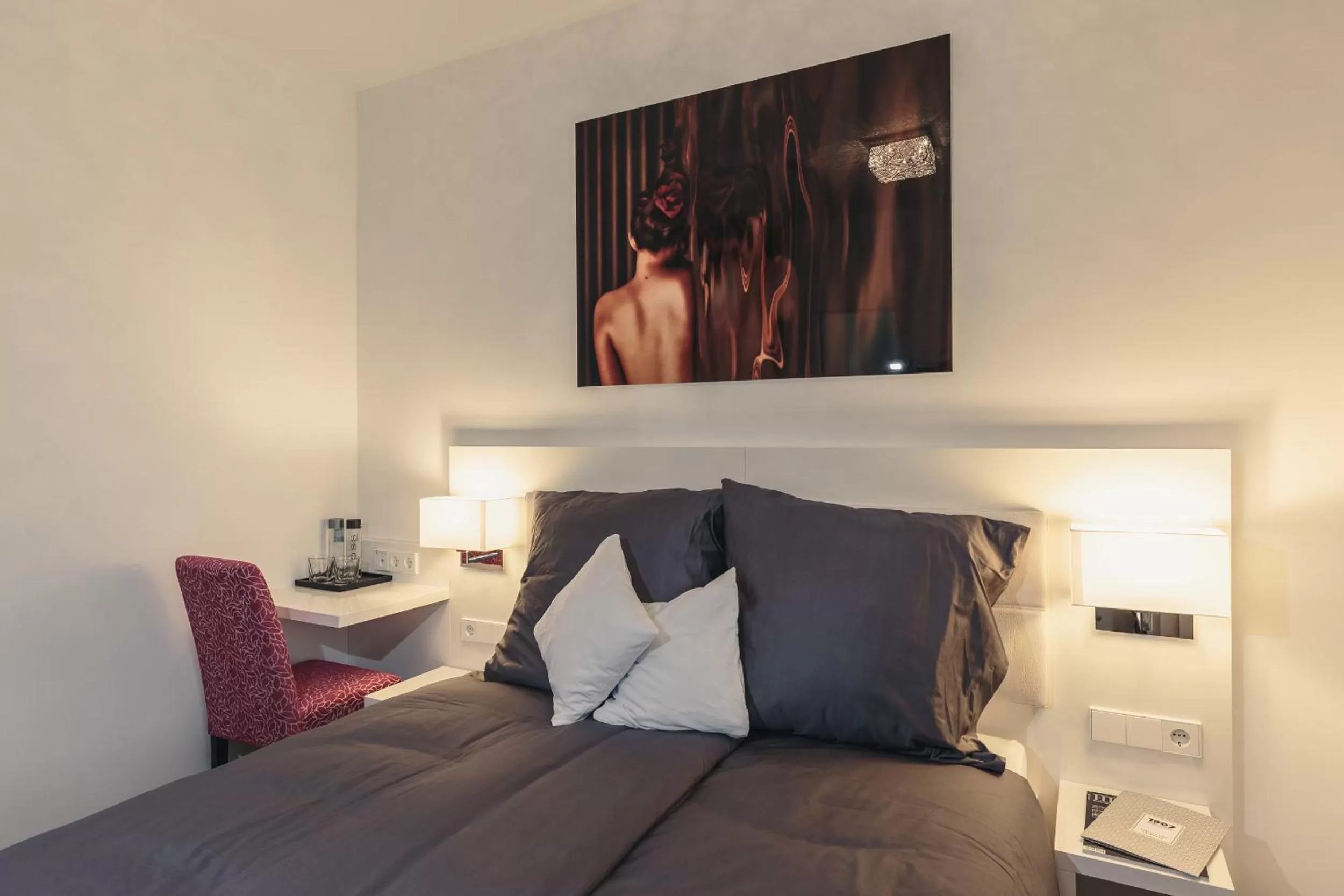 Photo of the whole room, Bed in Bahnlounge 1907