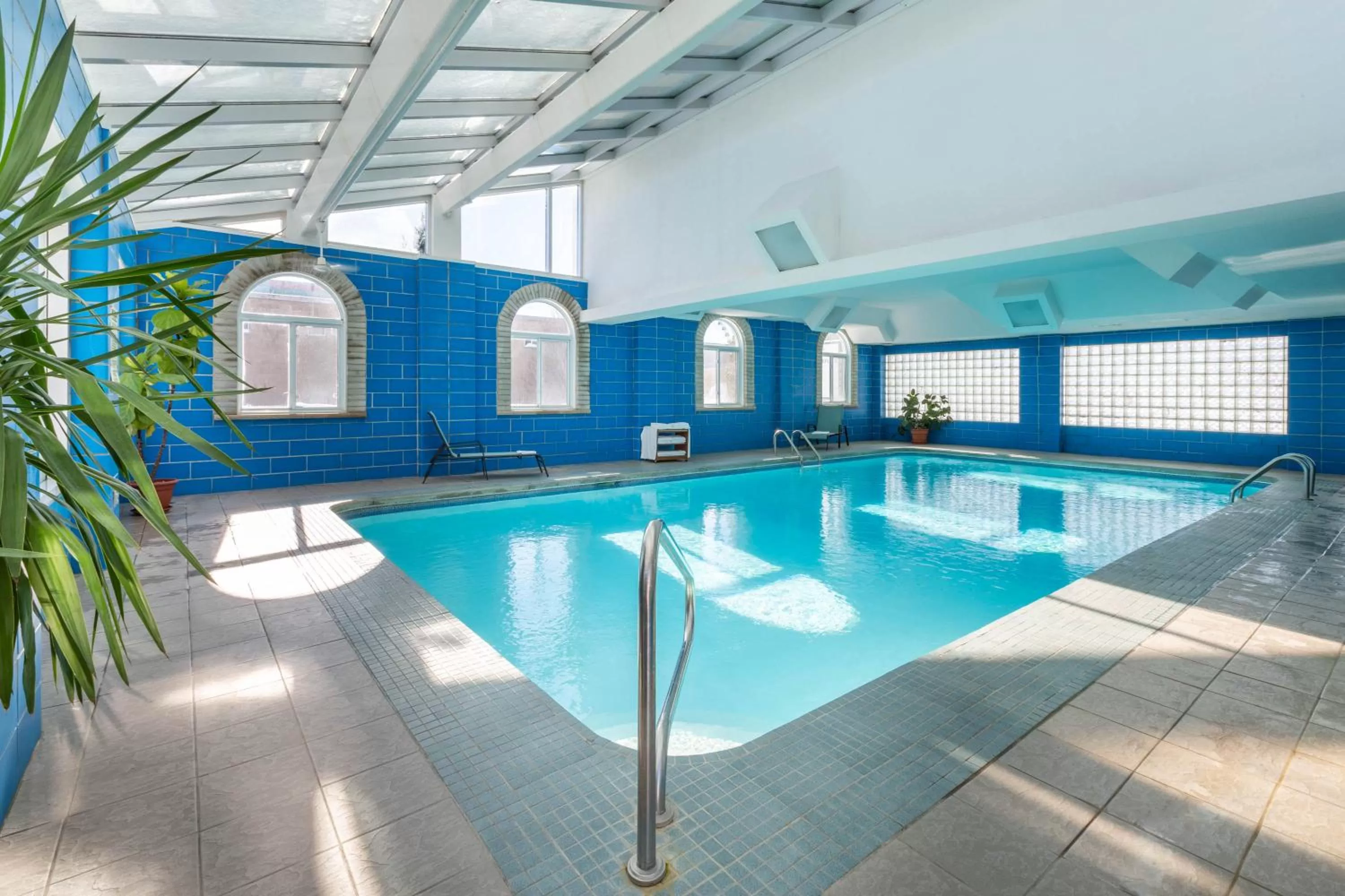 Swimming pool in Super 8 by Wyndham Niagara Falls by the Falls