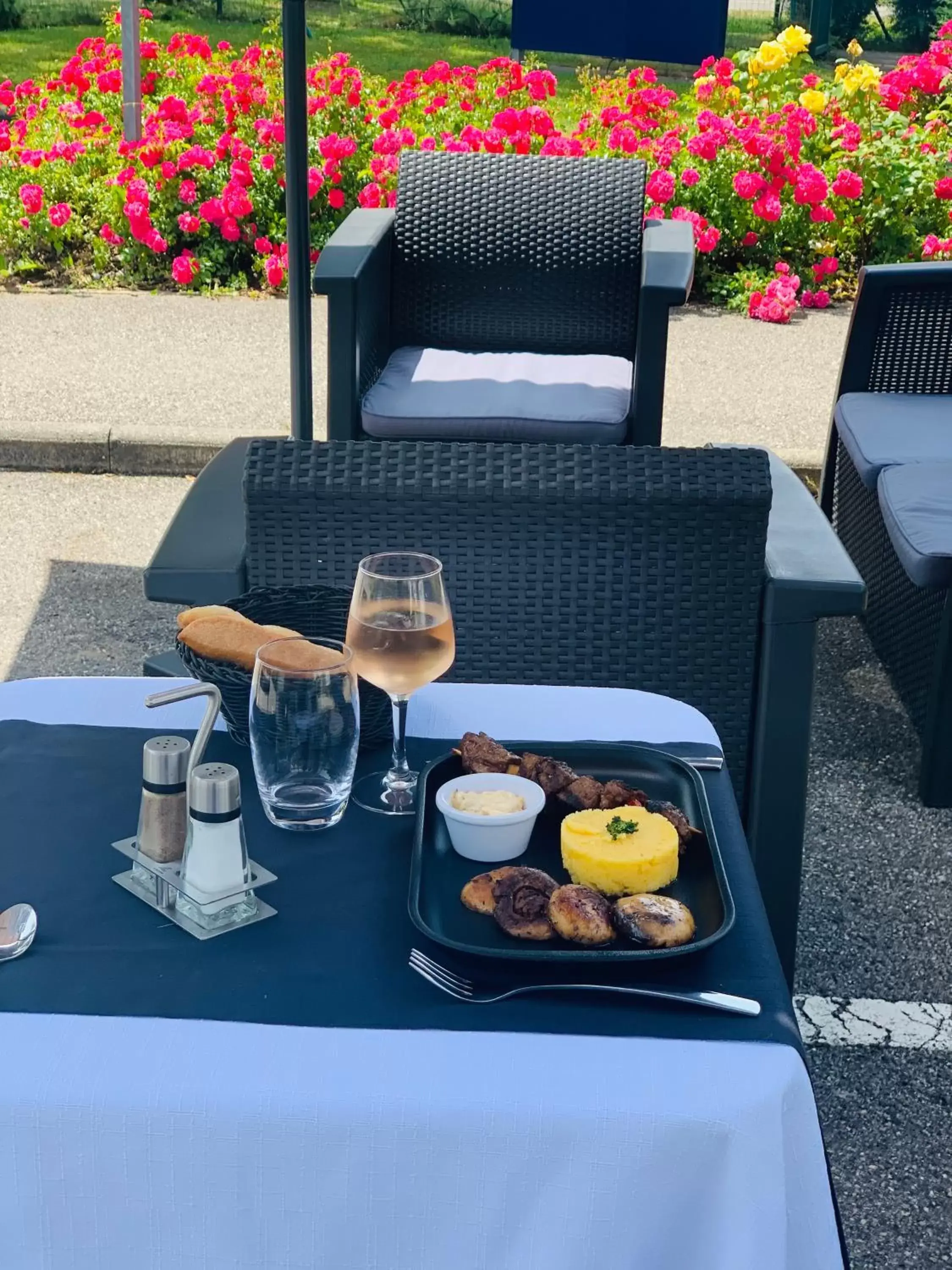 Patio in The Originals City, Hôtel Annecy Aéroport (Inter-Hotel)