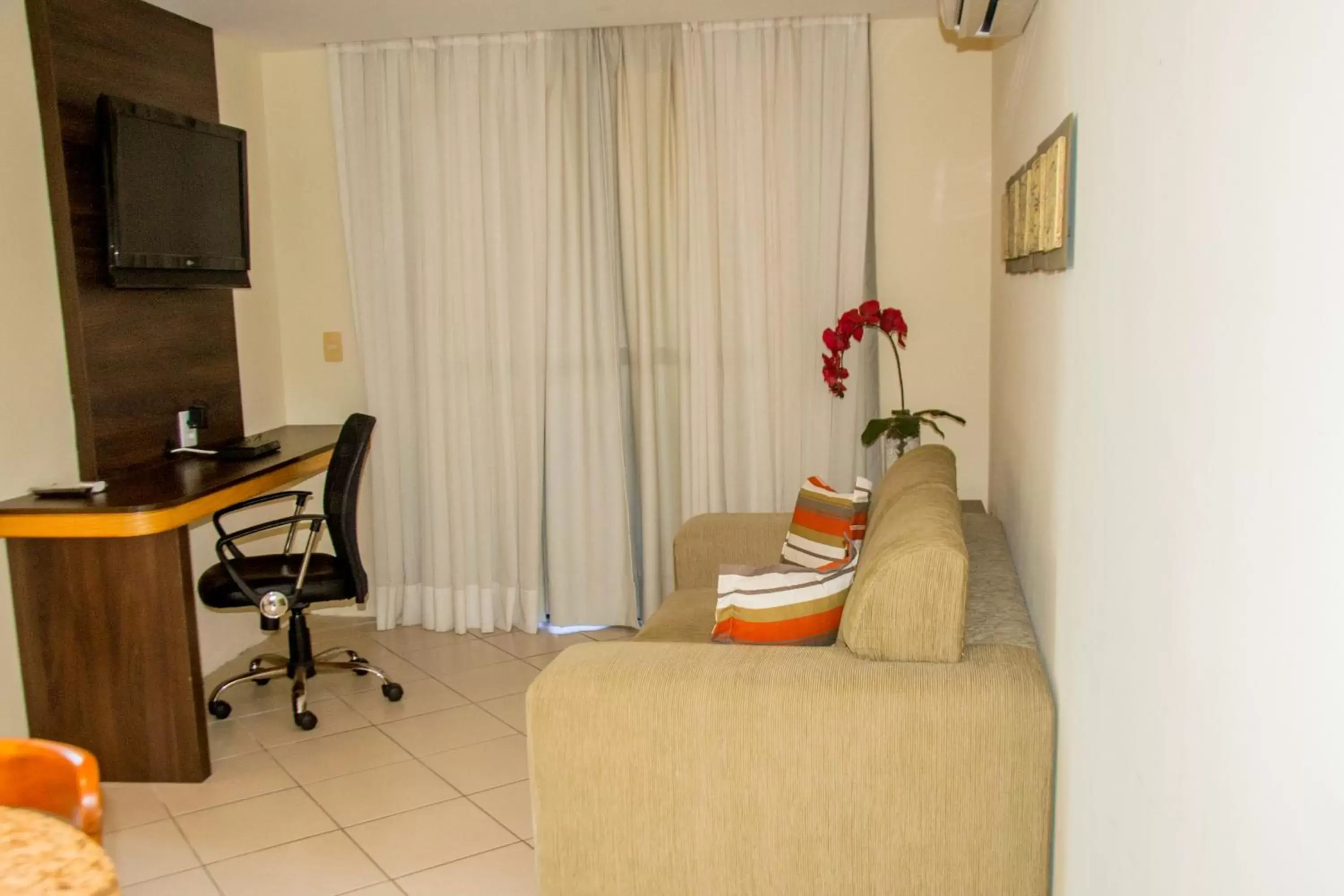 TV and multimedia, Seating Area in Quality Suites Natal