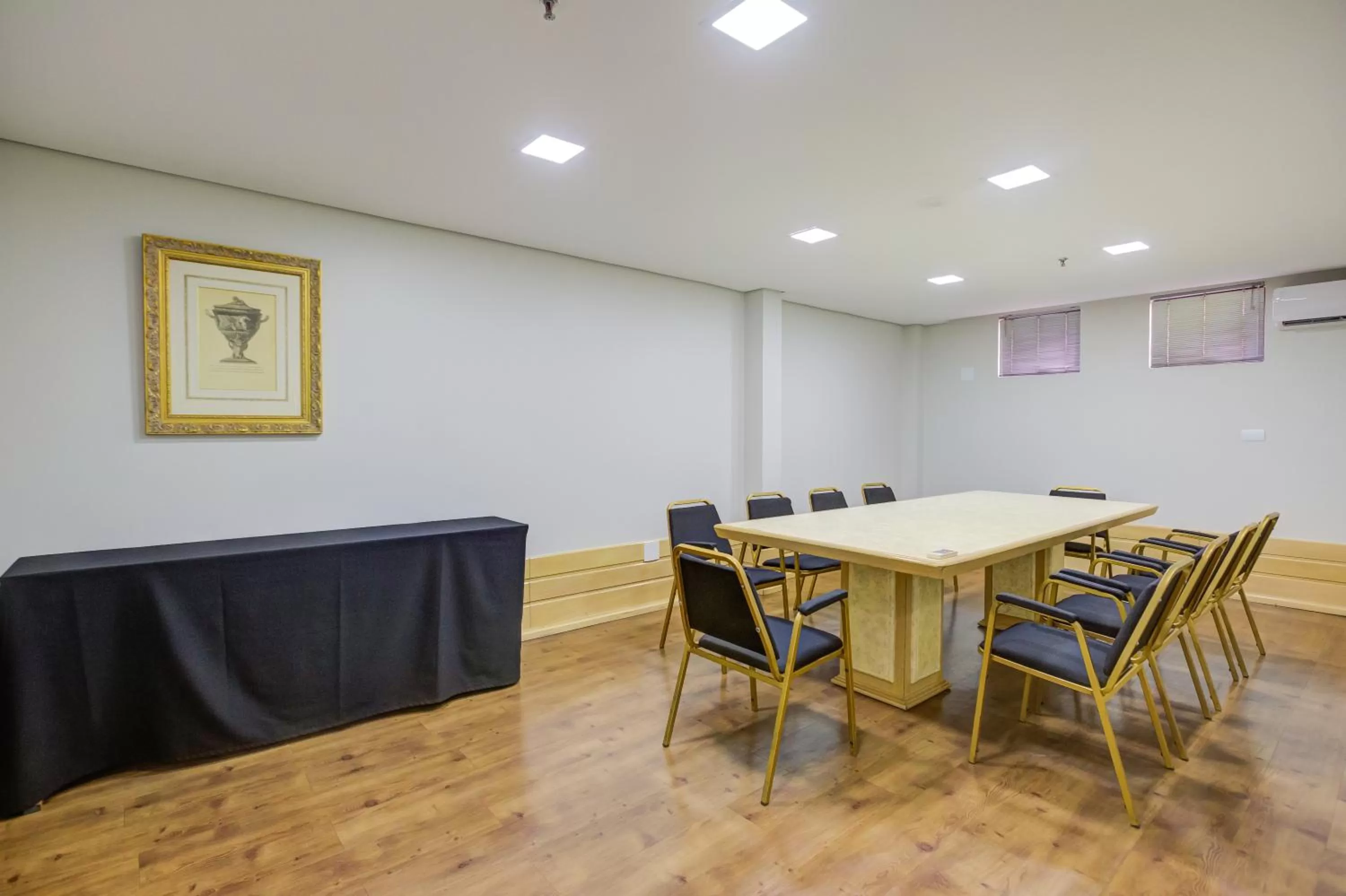 Meeting/conference room in Slaviero Londrina Flat