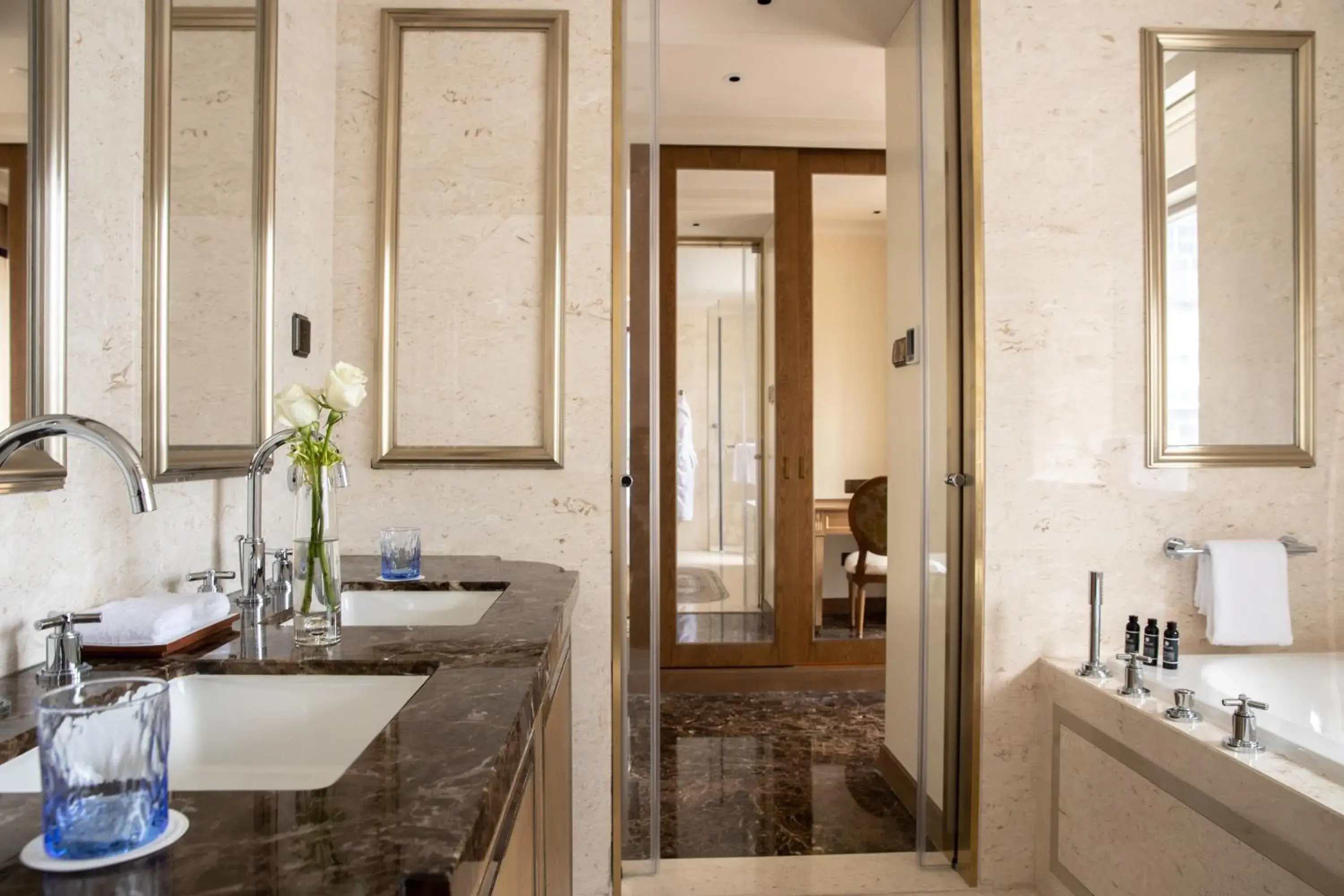 Bathroom in Jumeirah Living Guangzhou - Complimentary Shuttle Bus to Canton Fair Complex during Canton Fair period