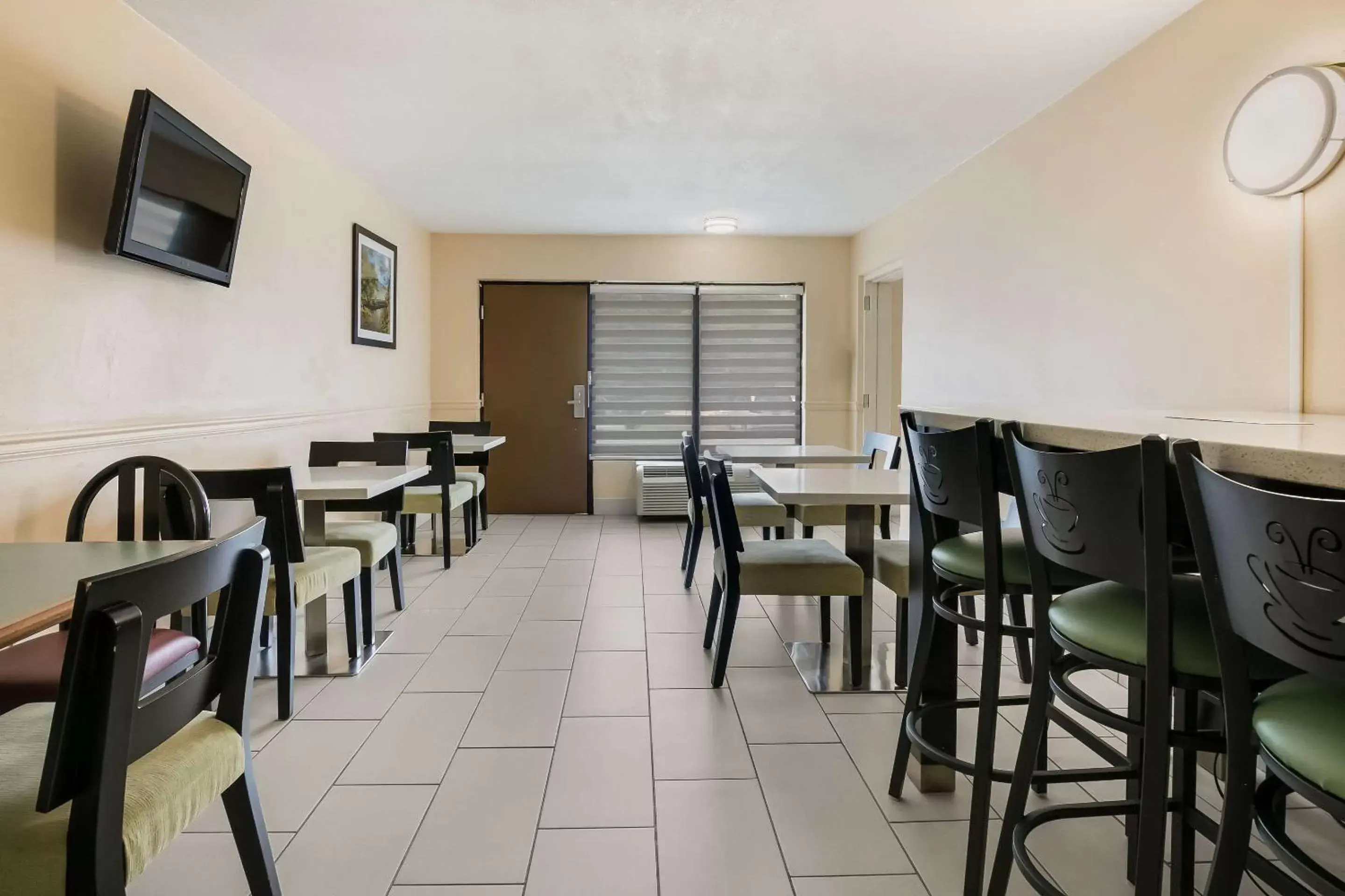 Breakfast, Restaurant/Places to Eat in Quality Inn & Suites Mount Chalet