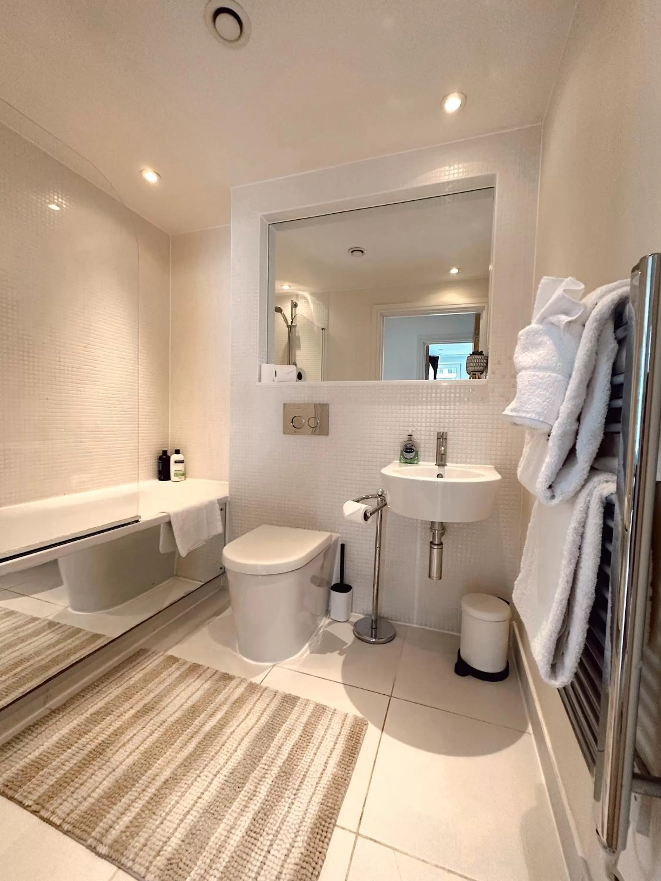 Bathroom in Canary Wharf - Luxury Apartments