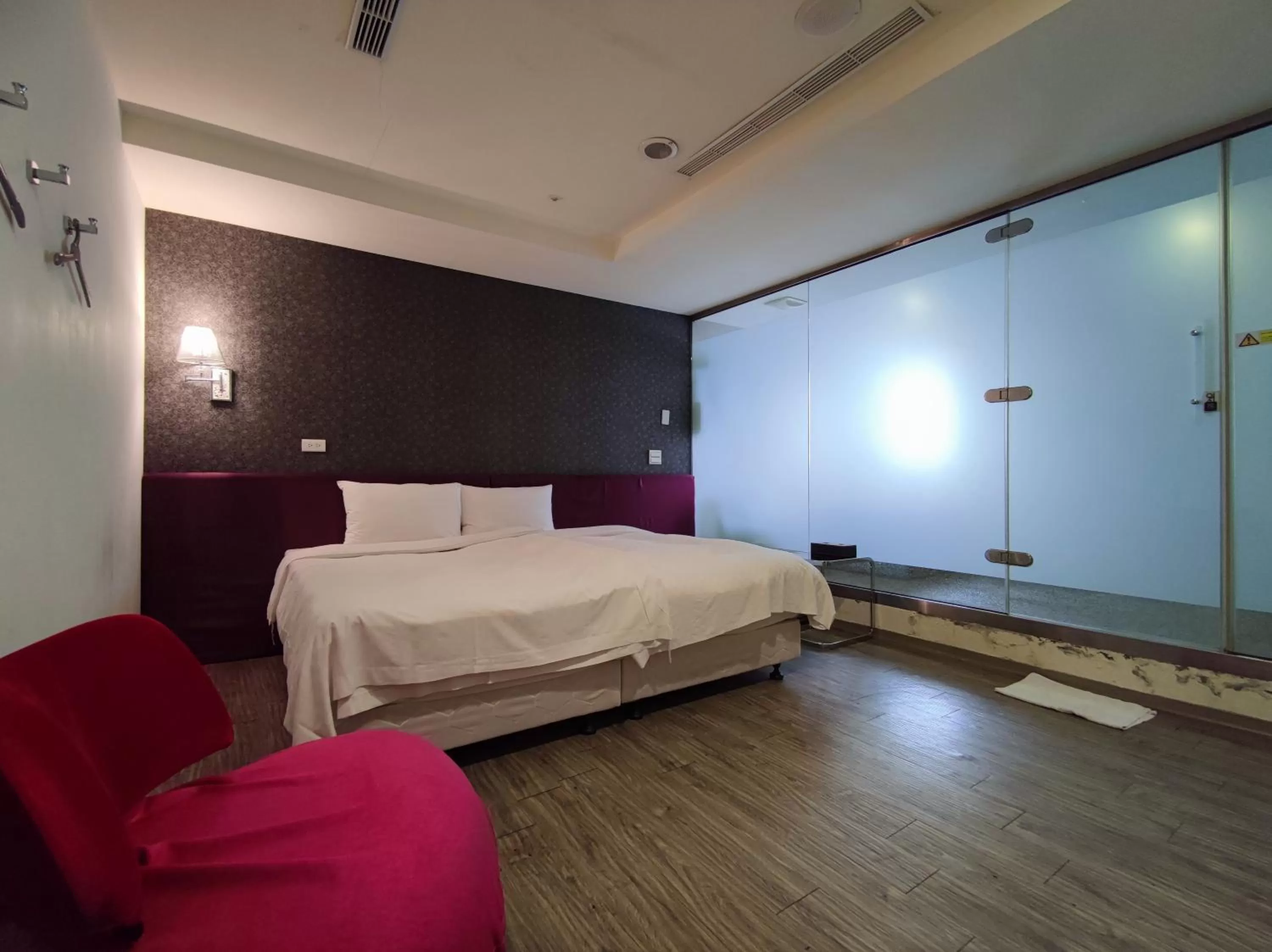 Photo of the whole room, Bed in Walker Hotel - Zhengyi
