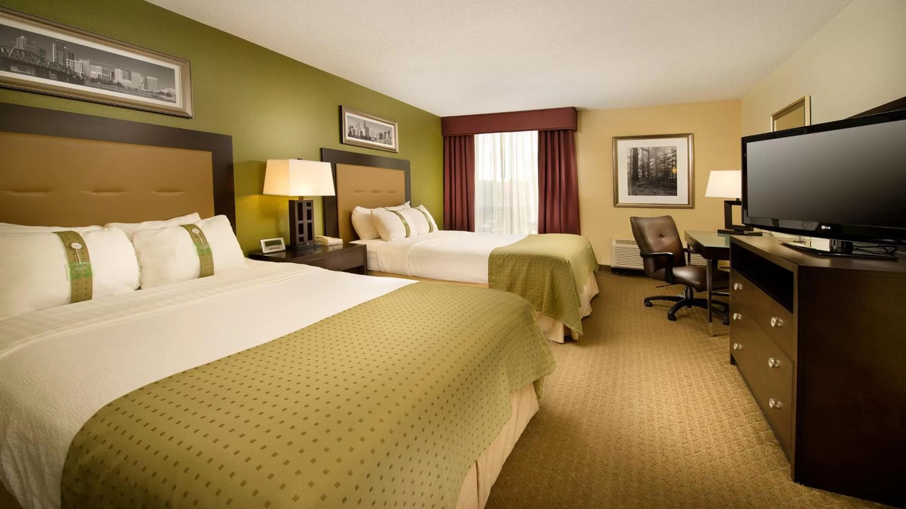 Photo of the whole room, Bed in Holiday Inn Portland-Airport I-205 by IHG