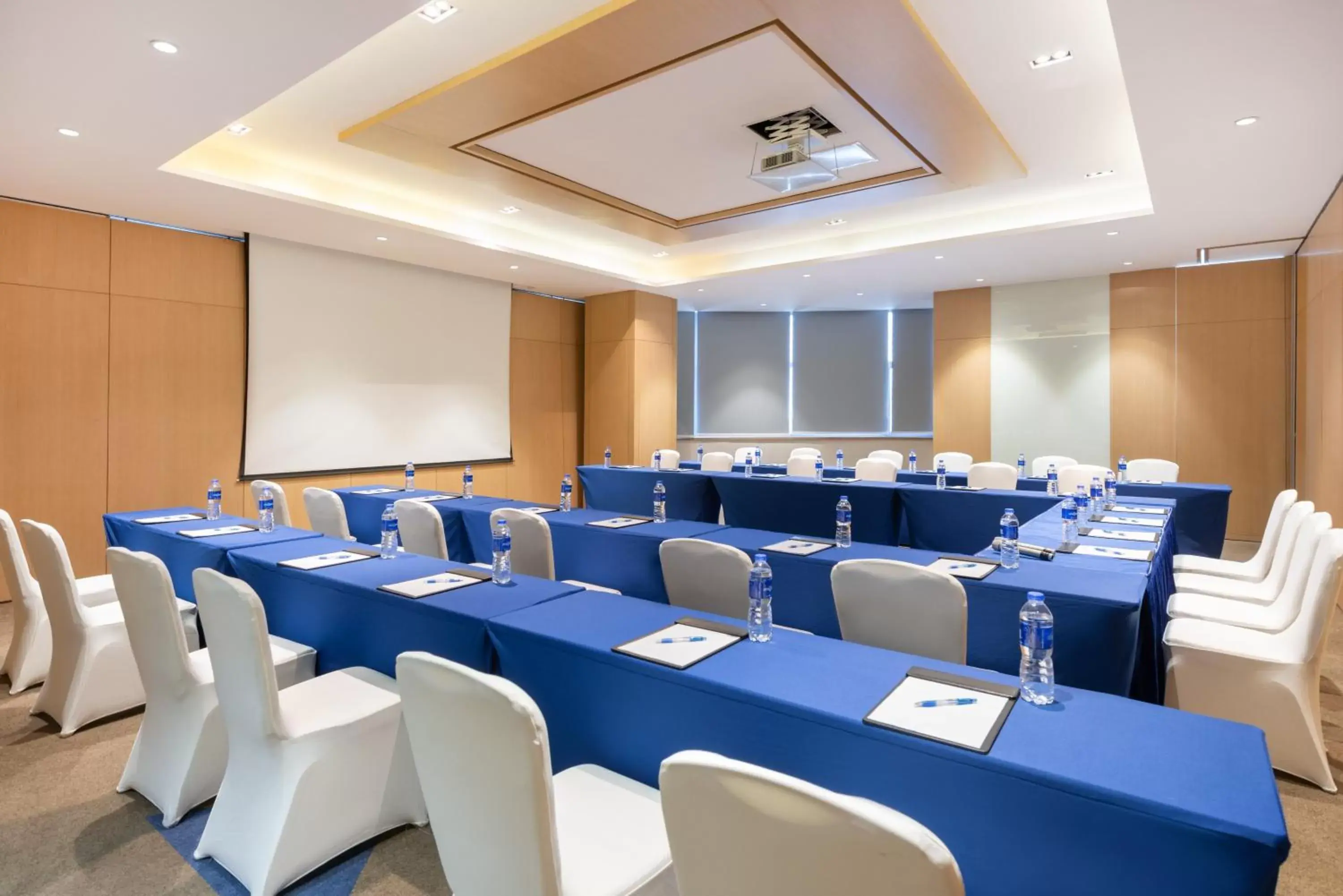 Meeting/conference room in Holiday Inn Express Shanghai Zhenping, an IHG Hotel