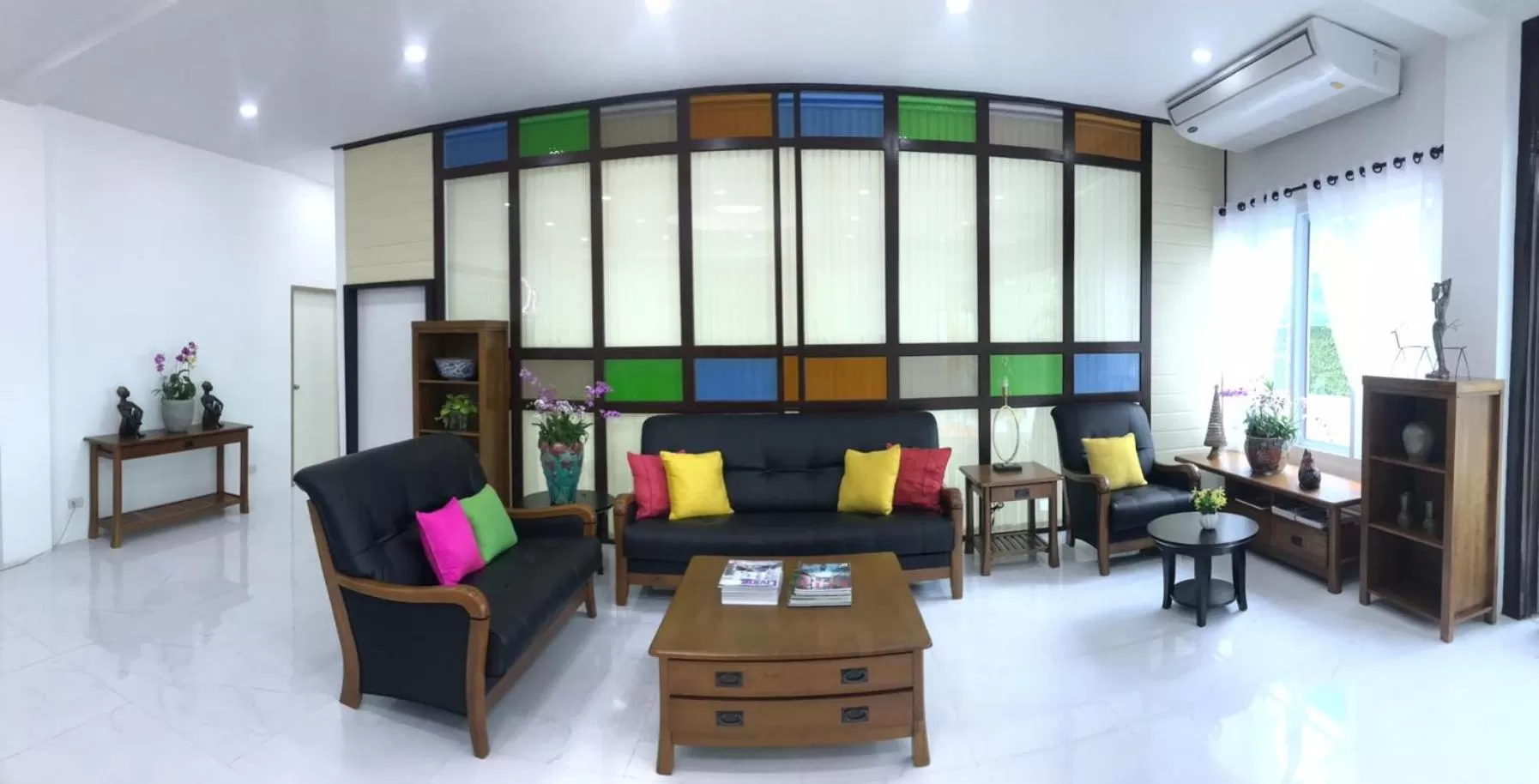 Living room in Nine Smiths Hotels Chiangmai