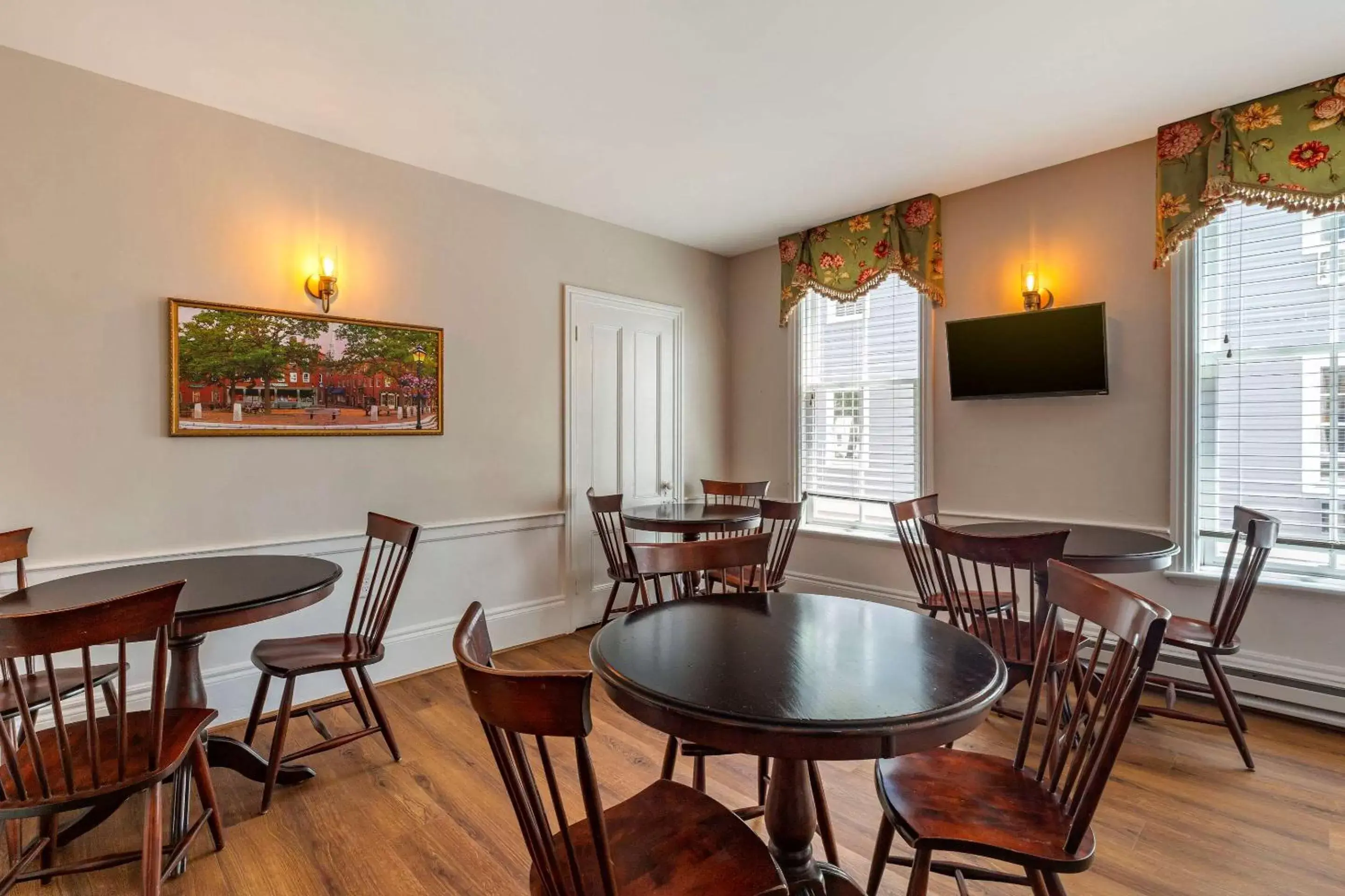 Breakfast, Restaurant/Places to Eat in Essex Street Inn & Suites, Ascend Hotel Collection