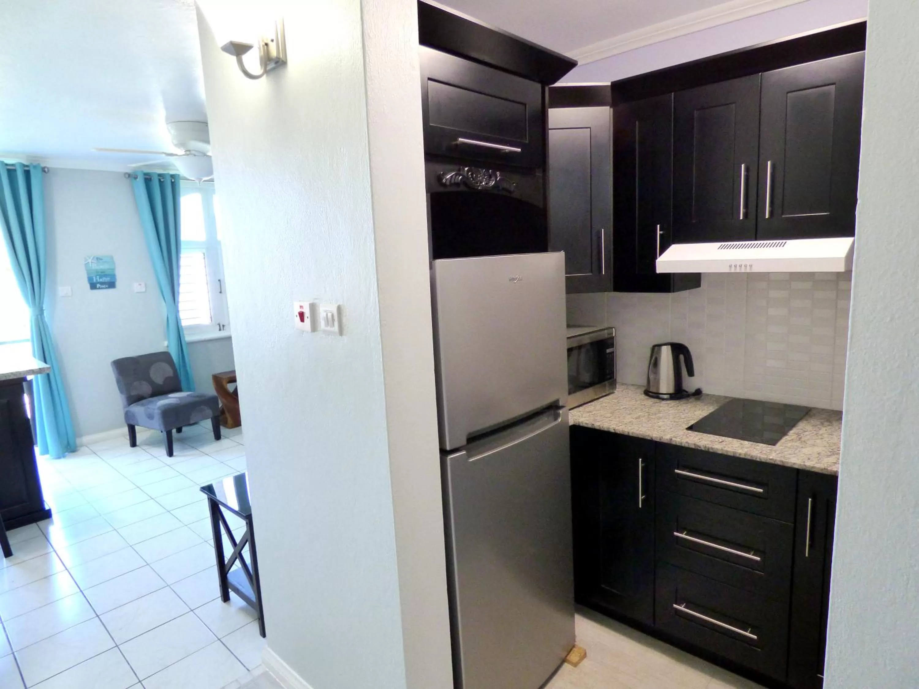 Coffee/tea facilities, Kitchen/Kitchenette in Beach One Bedroom Suite A17
