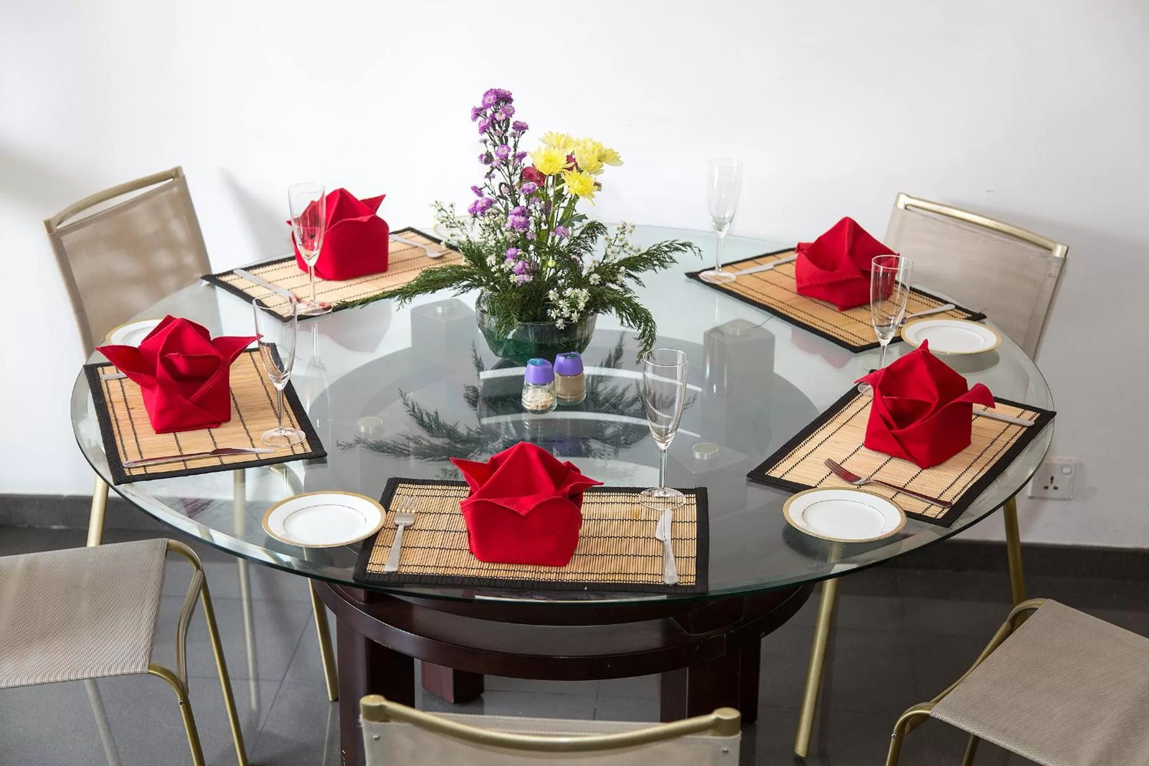 Restaurant/places to eat in Suriya Arana