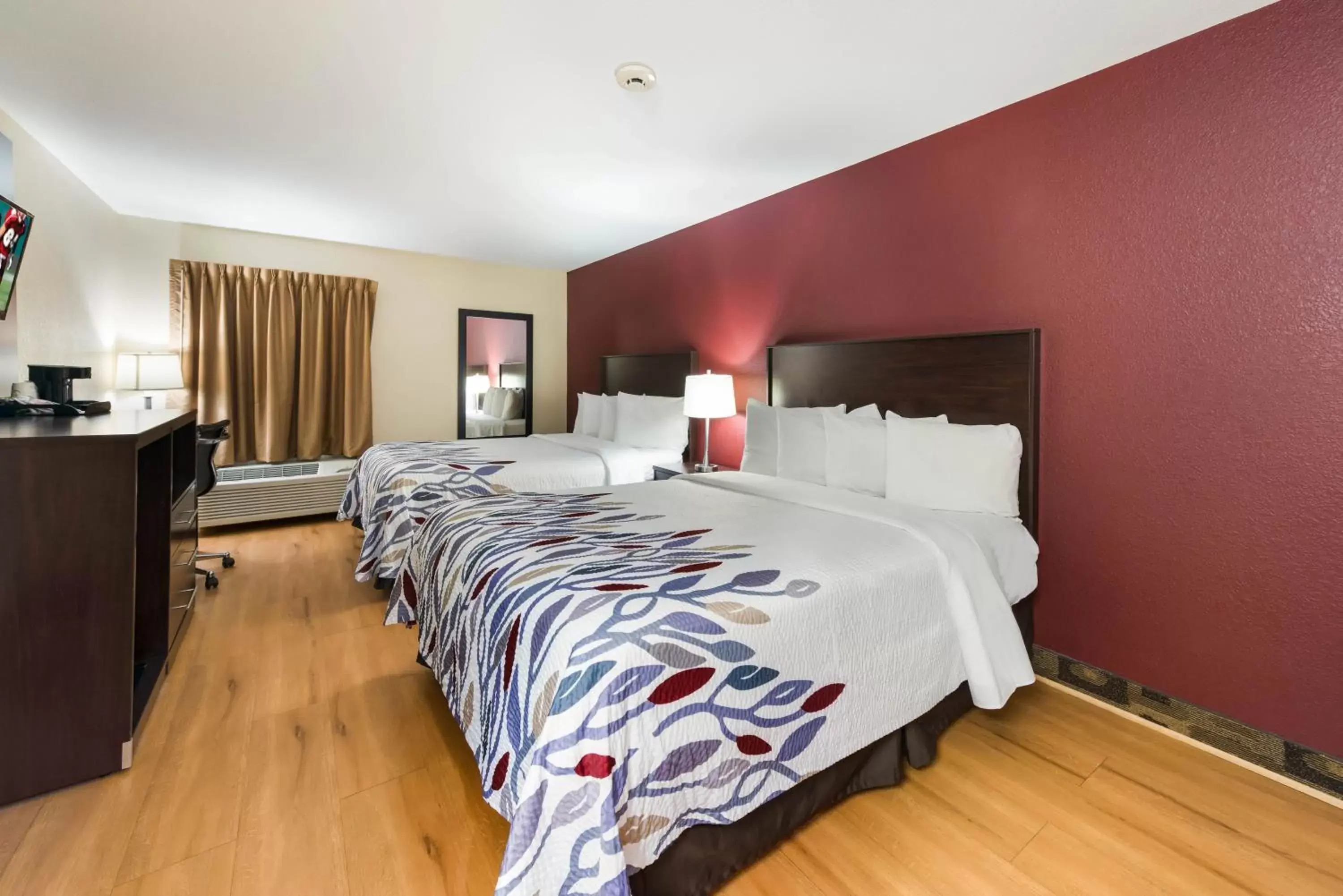 Photo of the whole room, Bed in Red Roof Inn & Suites Monee