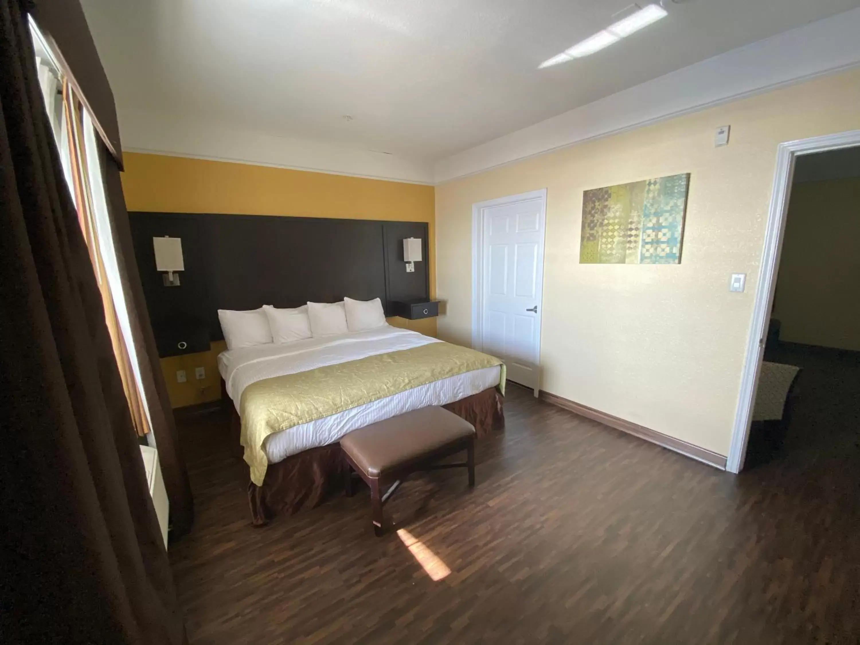 Bedroom, Bed in Galveston Beach Hotel