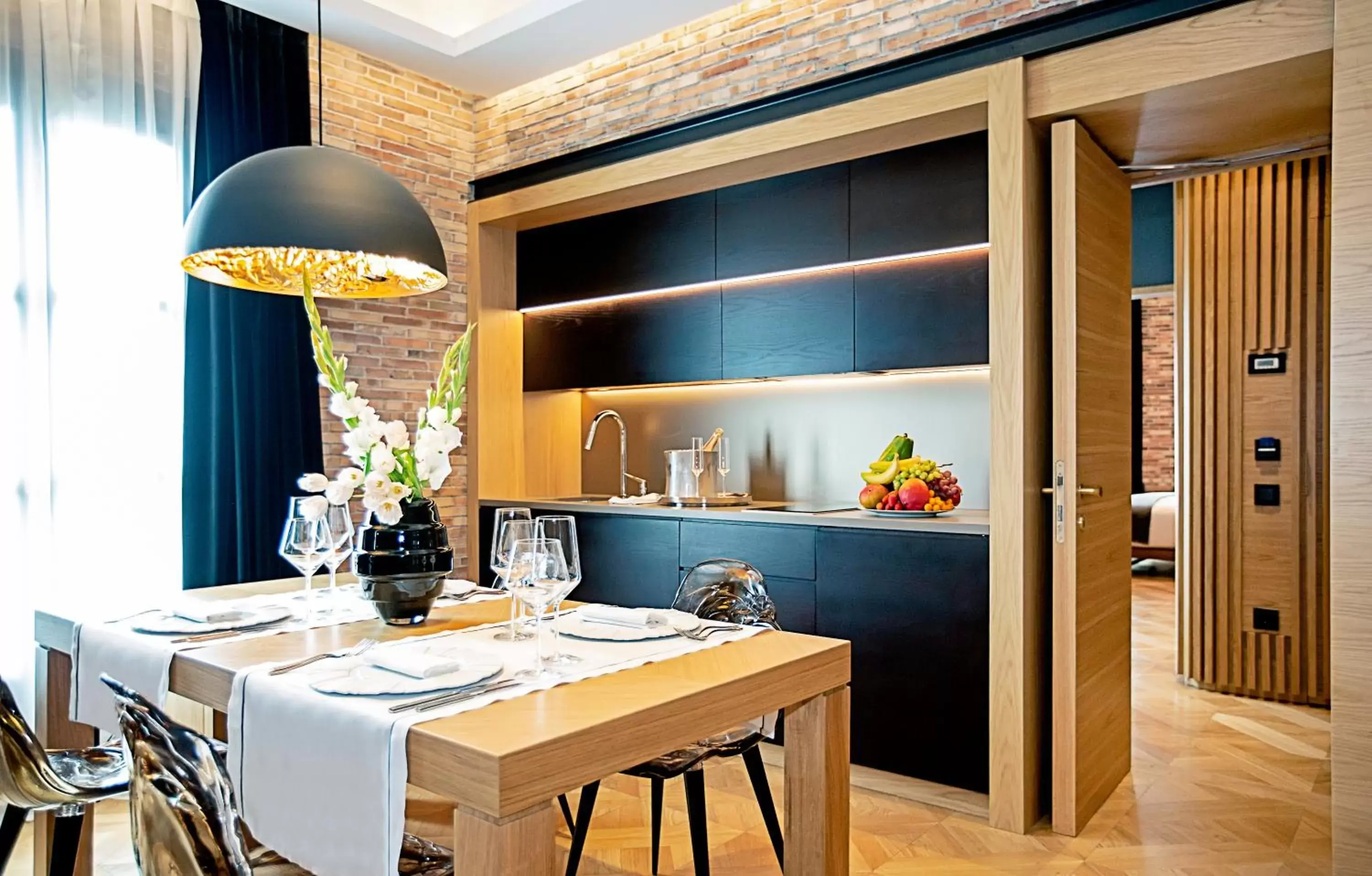 Kitchen or kitchenette, Restaurant/Places to Eat in Monument Hotel