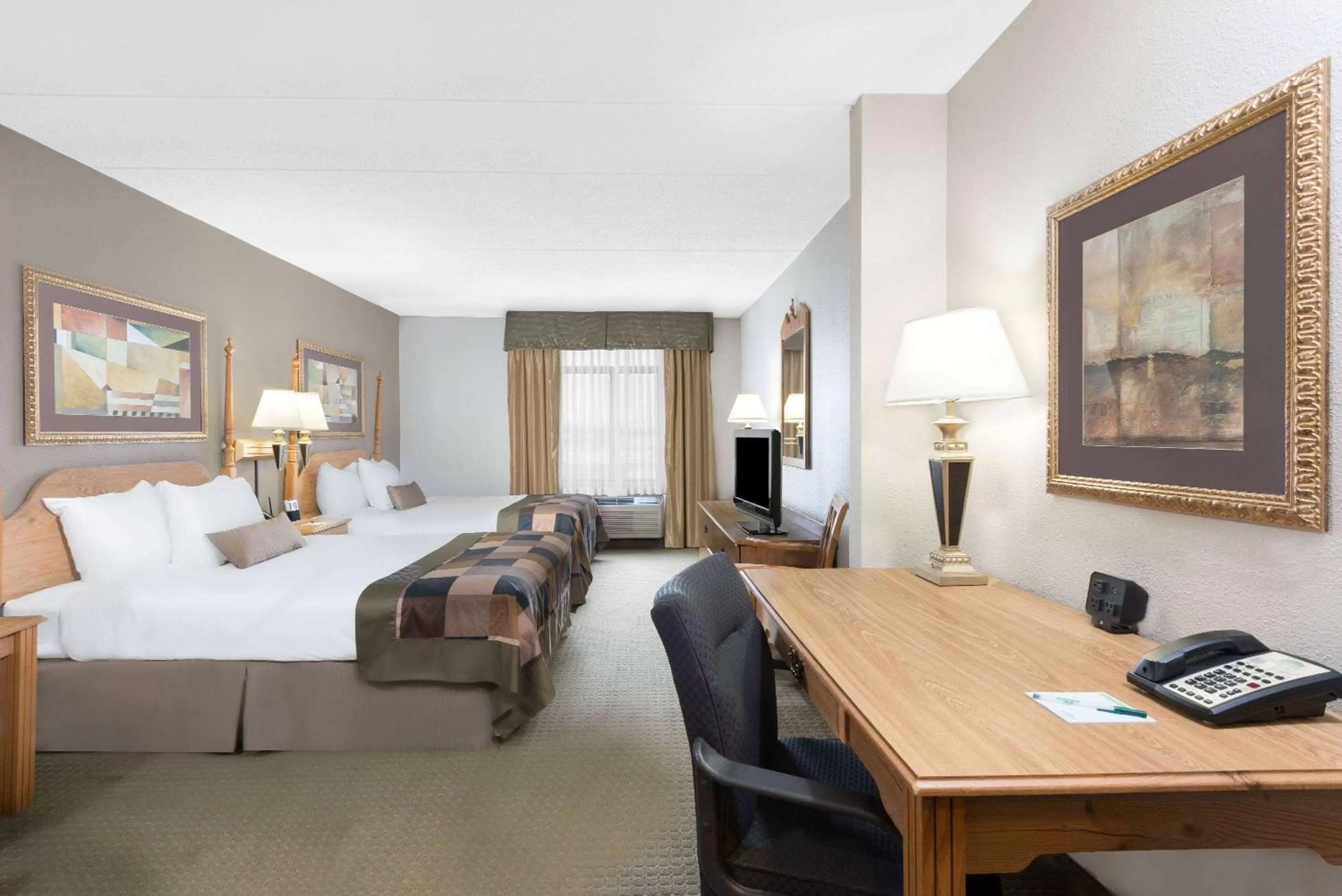 Photo of the whole room, Bed in Wingate by Wyndham Mechanicsburg