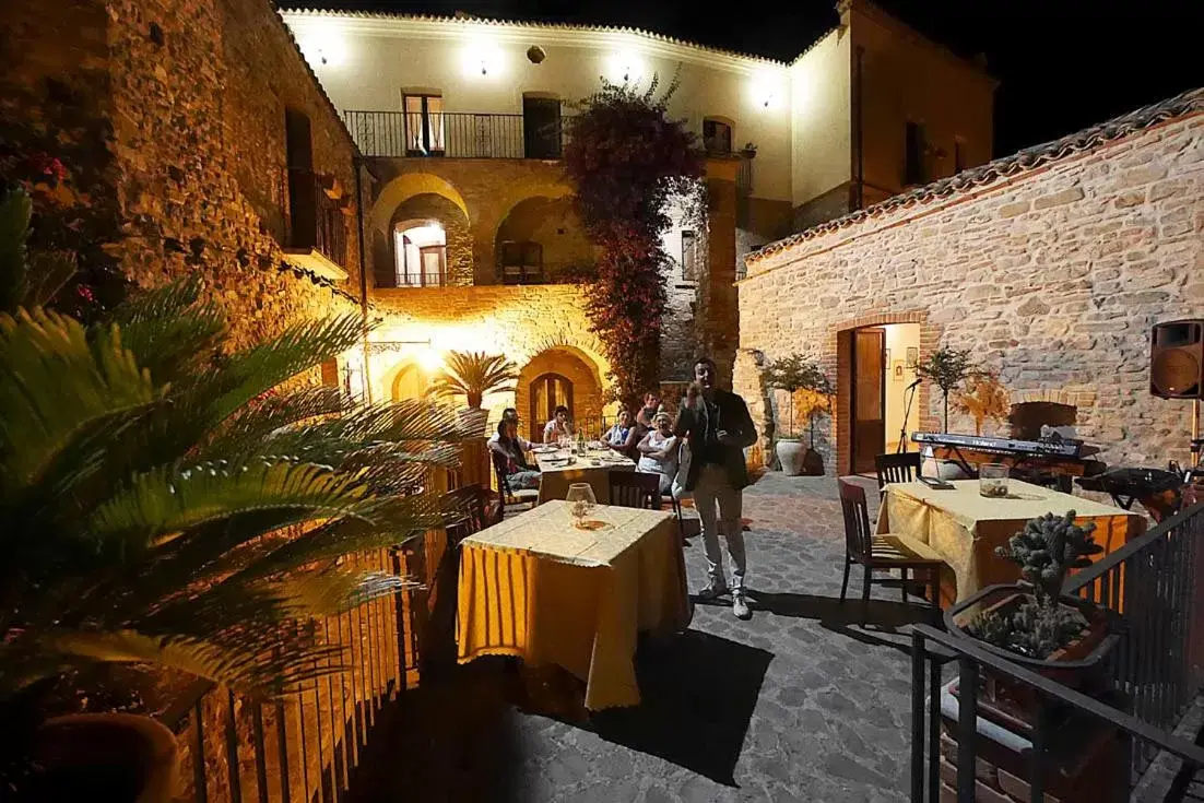 Guests, Restaurant/Places to Eat in Palazzo dei Poeti