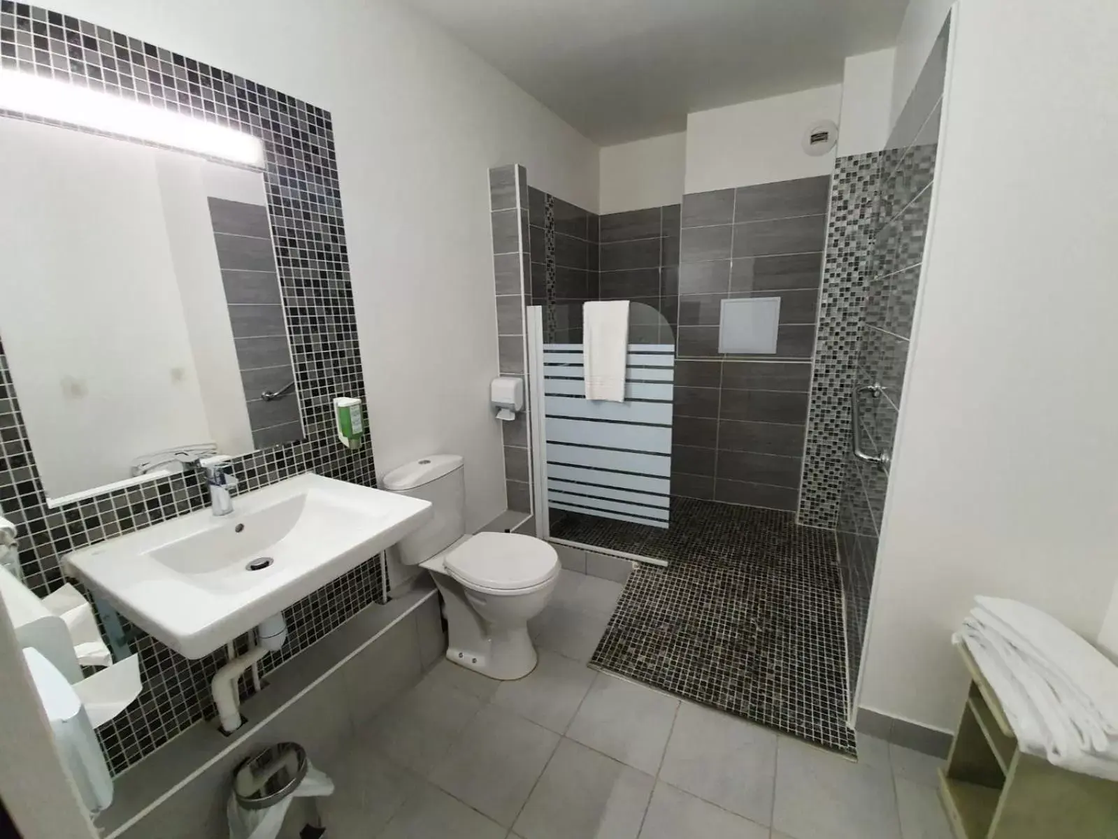 Facility for disabled guests, Bathroom in Kyriad Saint Fargeau Ponthierry - Apollonia