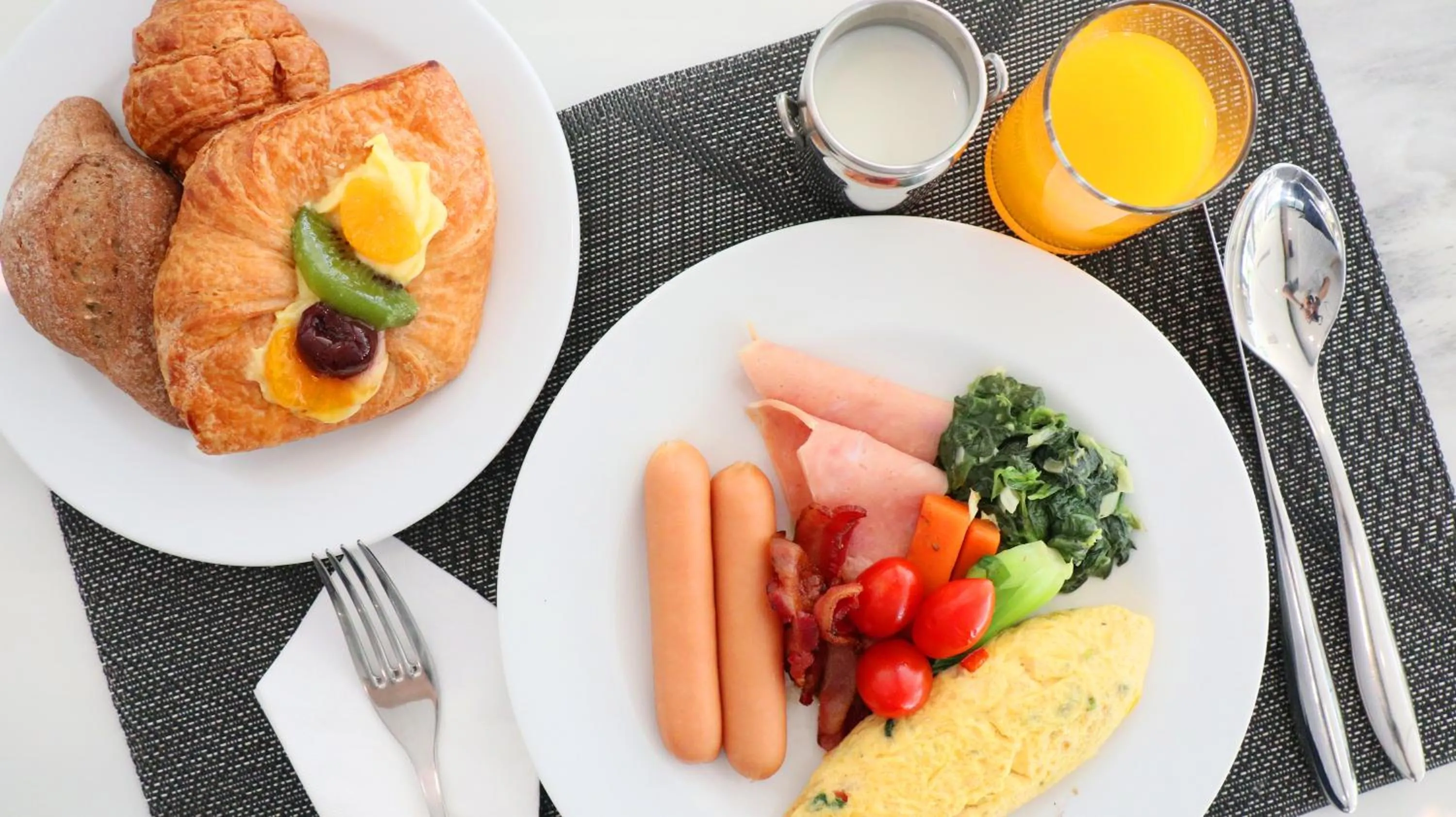 Restaurant/places to eat in Admiral Suites Bangkok