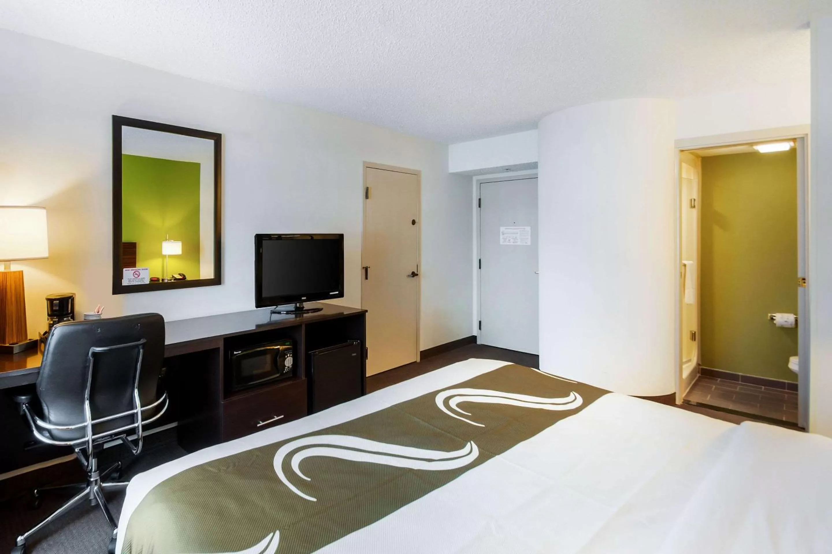 Photo of the whole room, Bed in Quality Inn Grasonville near Kent Island