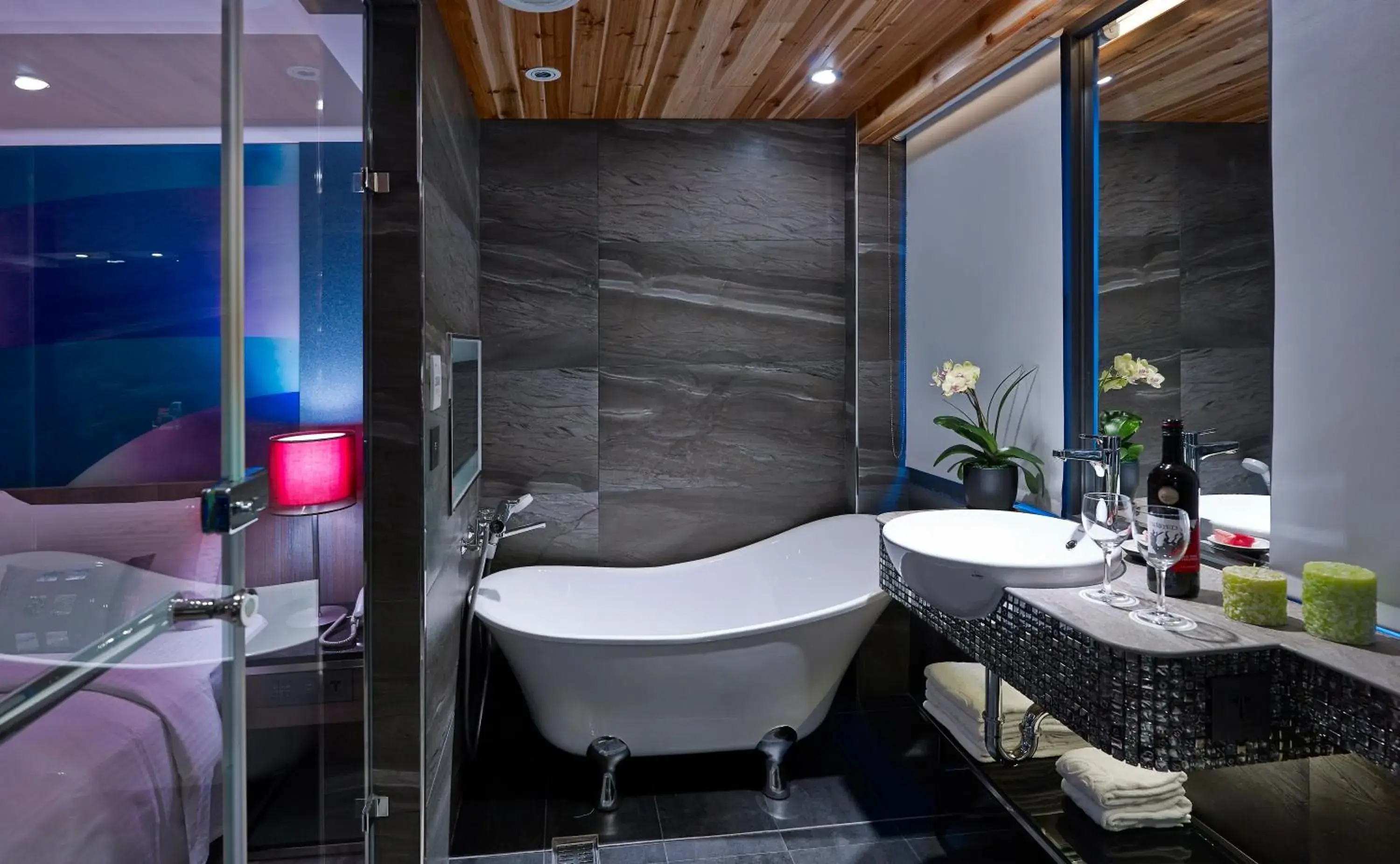 Photo of the whole room, Bathroom in Beauty Hotels Taipei - Hotel Bfun