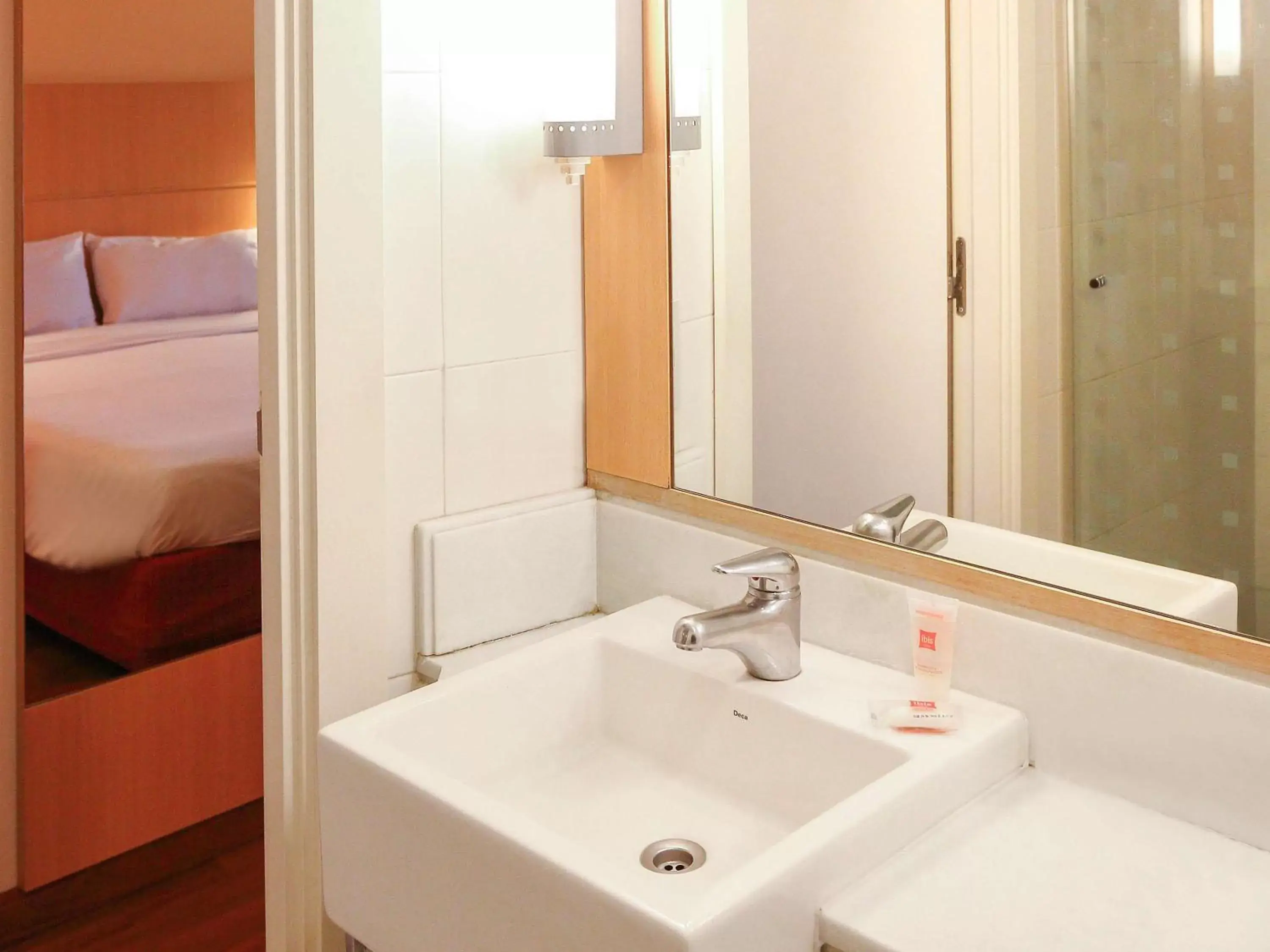 Photo of the whole room, Bathroom in ibis Buenos Aires Obelisco