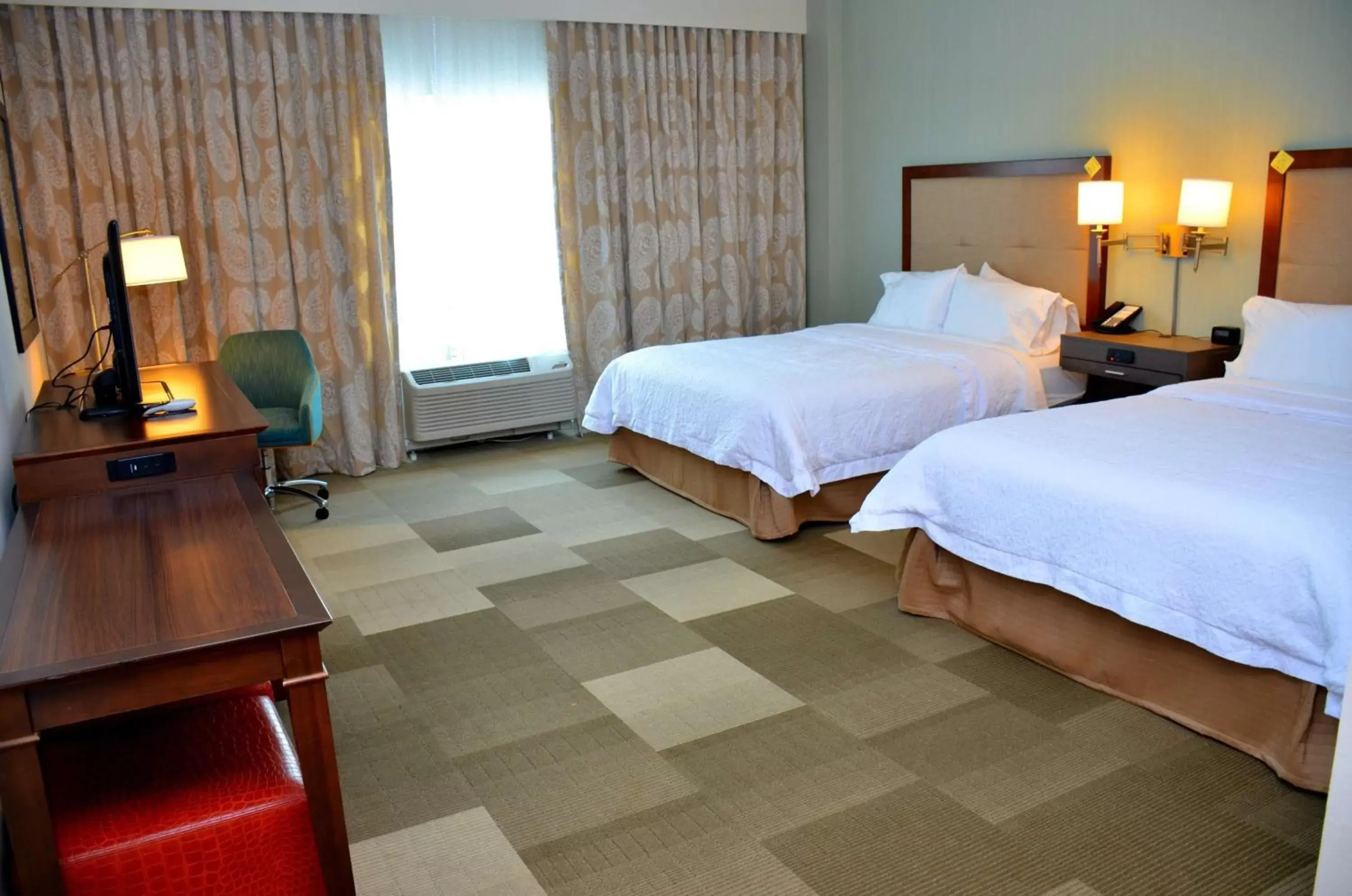 Bedroom, Bed in Hampton Inn & Suites - DeLand