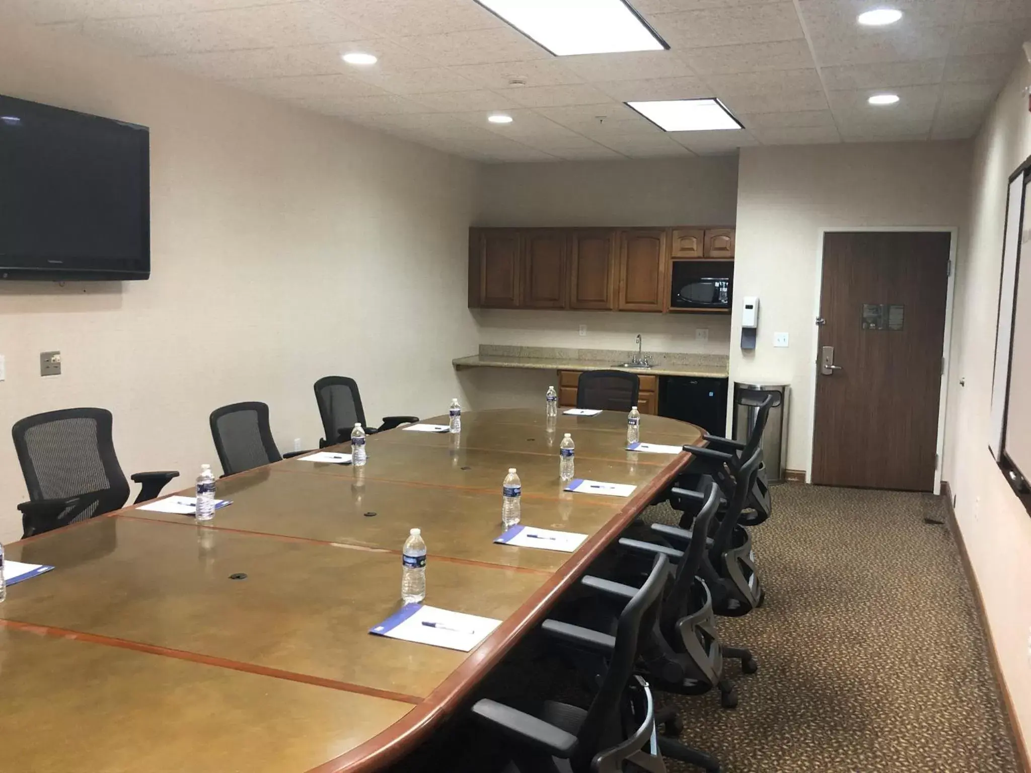 Meeting/conference room in Holiday Inn Express Hotel & Suites Howell, an IHG Hotel